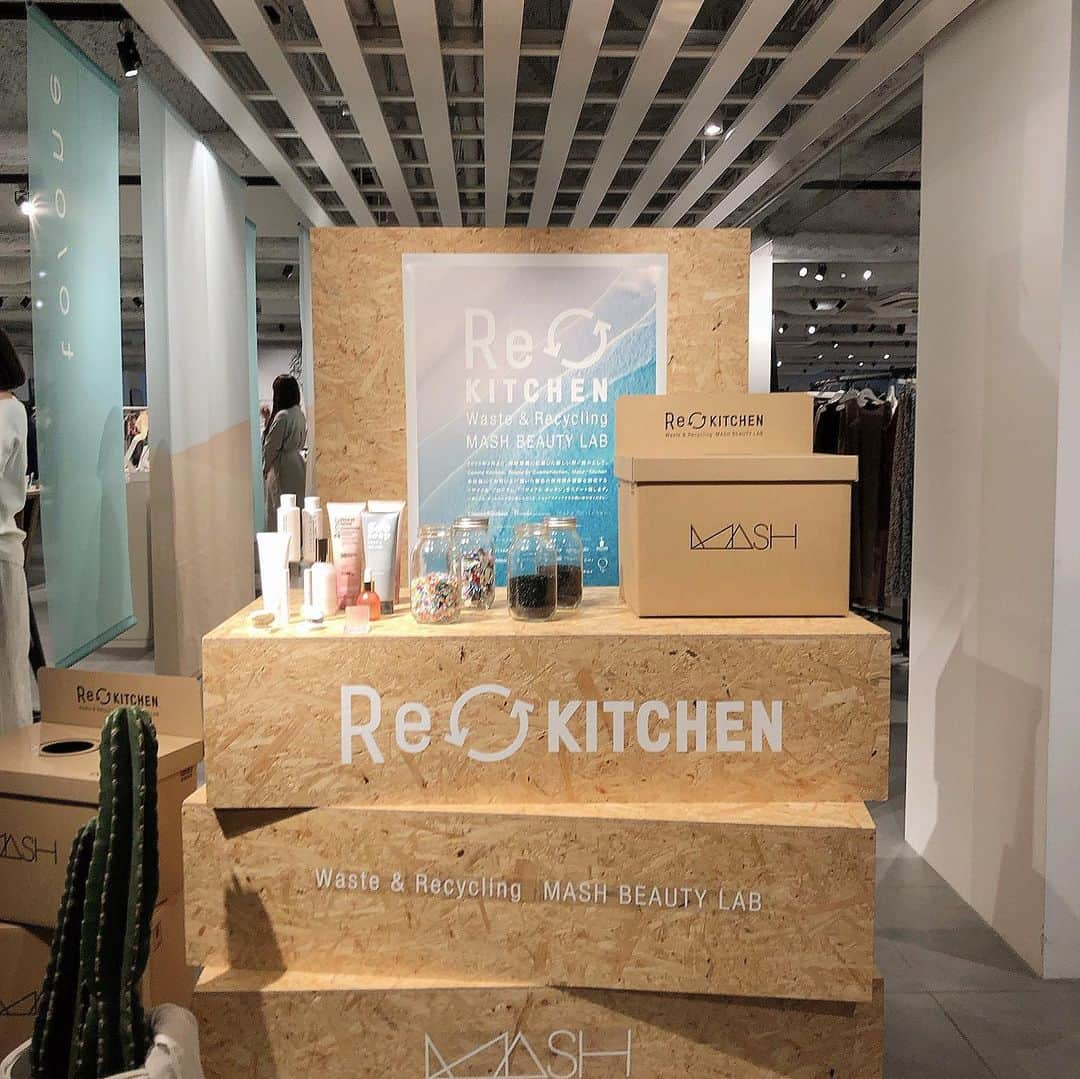 都築青空さんのインスタグラム写真 - (都築青空Instagram)「Cosme KitchenとMake↗︎Kitchenの 展示会に行ってきました🌵 @cosmekitchen @makeupkitchen_official . . 今季はサスティナブルがテーマ。 コスメ業界にもこんなに 持続可能な環境への配慮が 進んでいるなんて驚き🥺♻️ ワクワクするアイテムがたくさんありました❣️ . . 特に人気のFEMMUEの 新UVスキンケアアイテム欲しい〜！ しっとりしていて保湿力が高そう💭💗 @femmue_japan . . 他には、日本初上陸のFACE HALO サスティナブルメイクアップリムーバーが 気になる👀 @facehalo_japan 水だけ付けて拭き取るだけでメイクオフできるの。 . . 発売が楽しみだな☺️☺️ . . #cosmekitchen #コスメキッチン #makeupkitchen #メイクアップキッチン」1月23日 22時03分 - aozora723