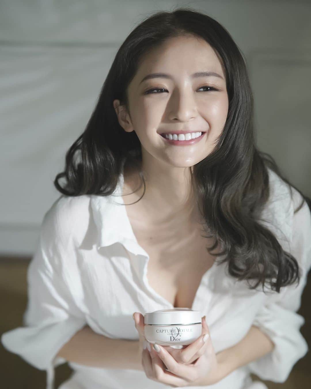 Giann Chanのインスタグラム：「Inner beauty. Infinite power. - Energize your skin with Dior's new innovative patented Bio-Cellular Technology™️ to refine, smooth, enhance suppleness, and firm the skin.  Soothe and lift in a single step!  I’m ready to the CNY! - Photog: @commestudio_hk  Makeup: @llamndrew  @diorskincare #diorcapturetotale @diorbeautylovers #diorbeautylovers #diorhk」