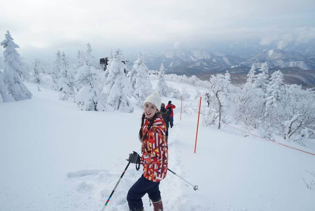 相場詩織さんのインスタグラム写真 - (相場詩織Instagram)「【#秋田内陸線 PR 阿仁合駅❄️】﻿ ﻿ 日本三大樹氷の１つ﻿ 森吉山の樹氷を観てきました☃️﻿ ﻿ 生で観る樹氷は﻿ 写真やTVの映像以上に﻿ ダイナミックかつ繊細な美しさで﻿ まさに自然が織りなす芸術だなと﻿ 感銘を受けました✨﻿ ﻿ 澄んだ空気と静寂に包まれた雪の中を﻿ 歩くのはとても気持ち良かったです☺️💕﻿ ﻿ #japan #akita #snow #explorejapan #cooljapan﻿ #icemonster #instagood #instalike #雪 #雪国﻿ #雪景色 #絶景 #阿仁スキー場 #スキー場 #樹氷 #森吉山 #アナウンサー #阿仁合駅 #秋田内陸縦貫鉄道 #鉄道﻿ #ポートレート﻿ #ウィンタースポーツ #スキー #スノーボード」1月23日 22時17分 - shioriaiba0801
