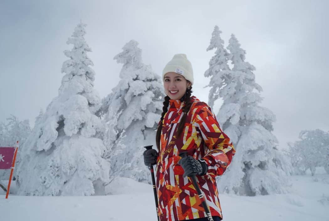 相場詩織さんのインスタグラム写真 - (相場詩織Instagram)「【#秋田内陸線 PR 阿仁合駅❄️】﻿ ﻿ 日本三大樹氷の１つ﻿ 森吉山の樹氷を観てきました☃️﻿ ﻿ 生で観る樹氷は﻿ 写真やTVの映像以上に﻿ ダイナミックかつ繊細な美しさで﻿ まさに自然が織りなす芸術だなと﻿ 感銘を受けました✨﻿ ﻿ 澄んだ空気と静寂に包まれた雪の中を﻿ 歩くのはとても気持ち良かったです☺️💕﻿ ﻿ #japan #akita #snow #explorejapan #cooljapan﻿ #icemonster #instagood #instalike #雪 #雪国﻿ #雪景色 #絶景 #阿仁スキー場 #スキー場 #樹氷 #森吉山 #アナウンサー #阿仁合駅 #秋田内陸縦貫鉄道 #鉄道﻿ #ポートレート﻿ #ウィンタースポーツ #スキー #スノーボード」1月23日 22時17分 - shioriaiba0801