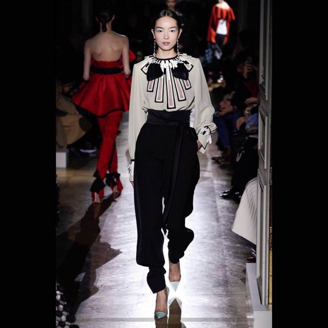 フェイフェイ・サンのインスタグラム：「🖤🤍🖤🤍@maisonvalentino HC show in #Paris. 💄 @patmcgrathreal 💇🏻‍♀️ @guidopalau 👗 #joemckenna 👁 @italia3bis  #valentinohautecouture」