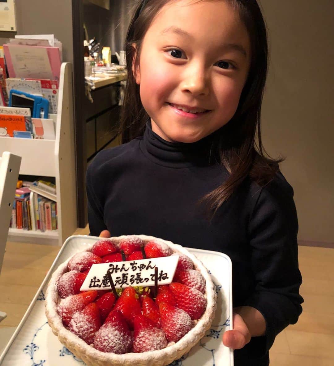 白石みきさんのインスタグラム写真 - (白石みきInstagram)「だいぶお腹が下がってきたかな⁉️ 先日大好き仲良しfamilyに会いに。 娘ちゃんが優しくなでなで。 娘ちゃんが産まれた時からずっと一緒だから、我が子のように可愛くてたまらないよ。 最後はケーキで頑張って😍って。 もぅそろそろかな😌👶❤️❤️ ・ ・ #love #family #thankyou」1月23日 22時27分 - miki_shiraishi1115