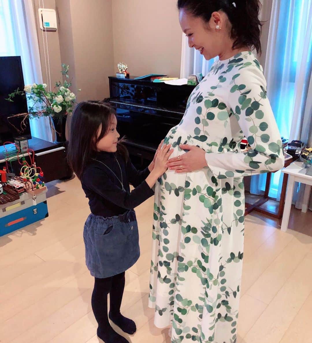 白石みきさんのインスタグラム写真 - (白石みきInstagram)「だいぶお腹が下がってきたかな⁉️ 先日大好き仲良しfamilyに会いに。 娘ちゃんが優しくなでなで。 娘ちゃんが産まれた時からずっと一緒だから、我が子のように可愛くてたまらないよ。 最後はケーキで頑張って😍って。 もぅそろそろかな😌👶❤️❤️ ・ ・ #love #family #thankyou」1月23日 22時27分 - miki_shiraishi1115
