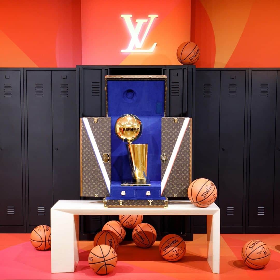 のインスタグラム：「Victory travels in Vuitton.  For the very first time, the Larry O’Brien Trophy will be awarded to the NBA Finals winners this year in a bespoke #LouisVuitton Travel Case. Learn about the new #LVxNBA partnership via link in bio.」