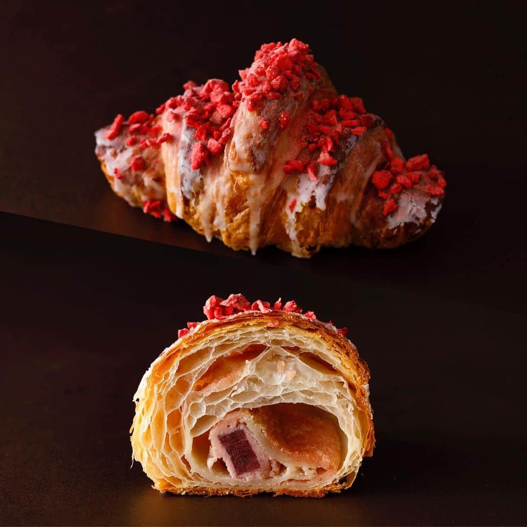ホテル ニューオータニさんのインスタグラム写真 - (ホテル ニューオータニInstagram)「あまおうを5個分を詰め込んだ、極上のスイーツクロワッサン。一口頬張ると、あまおうの甘みが口いっぱいに広がります。#パティスリーsatsuki #あまオータニ ﻿ ﻿ Sweet Amaou strawberry gelée in the middle perfectly complements the flakey croissant with every bite, sending senses into sweet overdrive. #patisseriesatsuki」1月23日 22時23分 - hotelnewotanitokyo