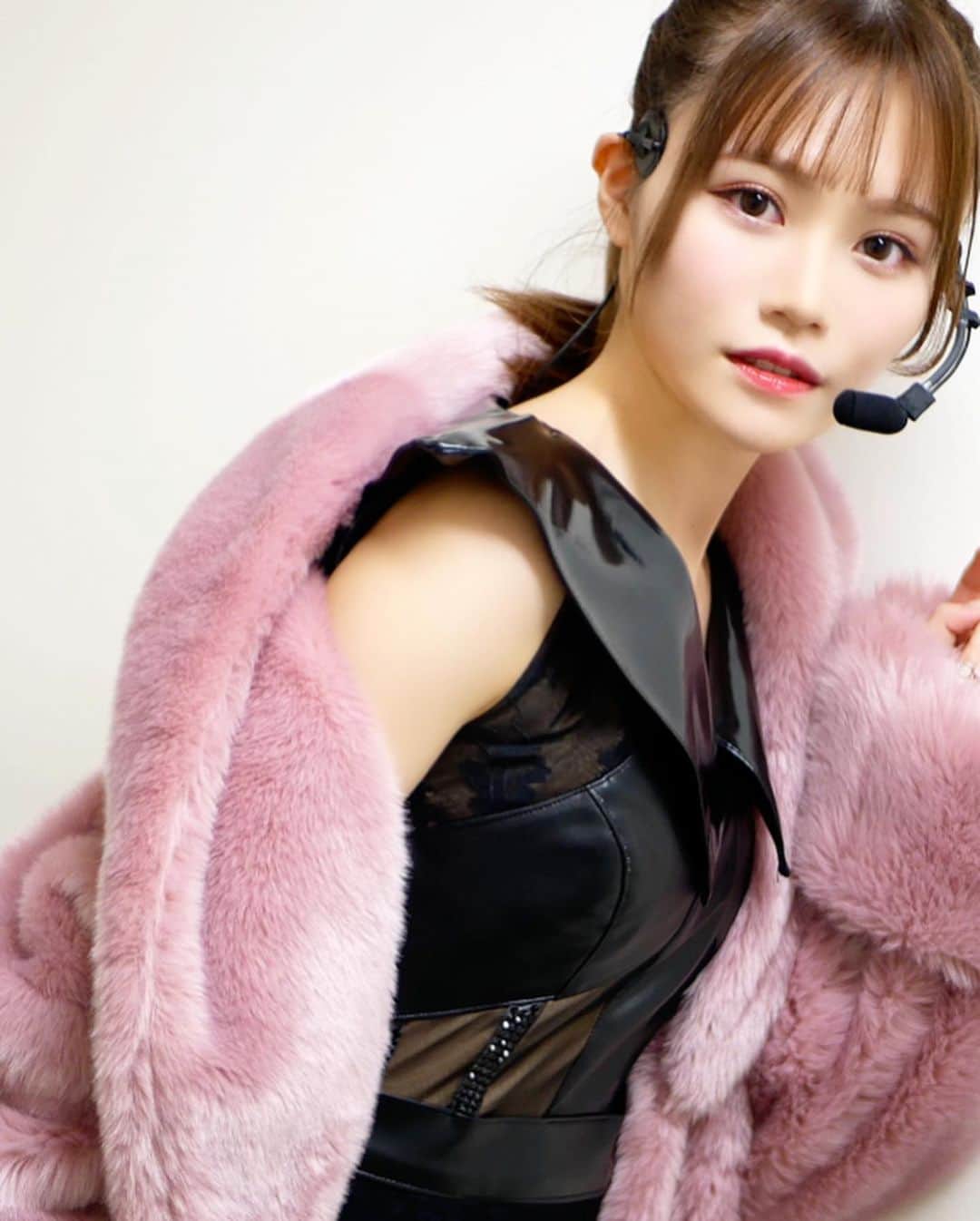 込山榛香さんのインスタグラム写真 - (込山榛香Instagram)「#Ruby 衣装です💋﻿ ﻿ ﻿ ピンクのコートを、歌唱中に…❤︎﻿ ﻿ ﻿ ﻿ 新ユニットでは大人なセクシー曲を披露することが多いですね🤭❤️﻿ ﻿ ﻿ 2月28日の #渋谷ストリーム でのLIVEもお楽しみに！﻿ ﻿ ﻿ ﻿ #AKB48 #AKB48単独コンサート #セクシー ﻿ #AKB衣装 #ピンクコート #ひな写 #ありがとう . .（新ユニットの名前早く決まらないかな、、）」1月23日 22時34分 - komiharu_official
