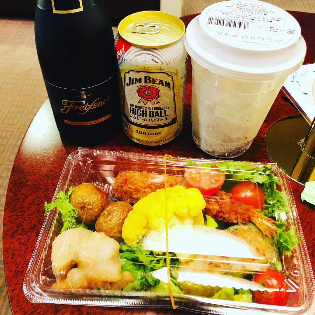 原日出子さんのインスタグラム写真 - (原日出子Instagram)「今夜は お部屋で おもてなしお料理の残りを頂いてきて お一人様晩酌です👍 明日は 昼公演なので 早目に休みます(-_-)zzz #芝居の旅 #劇団朋友 #旅のご飯 #まごころの手料理」1月23日 22時35分 - hara_hideko