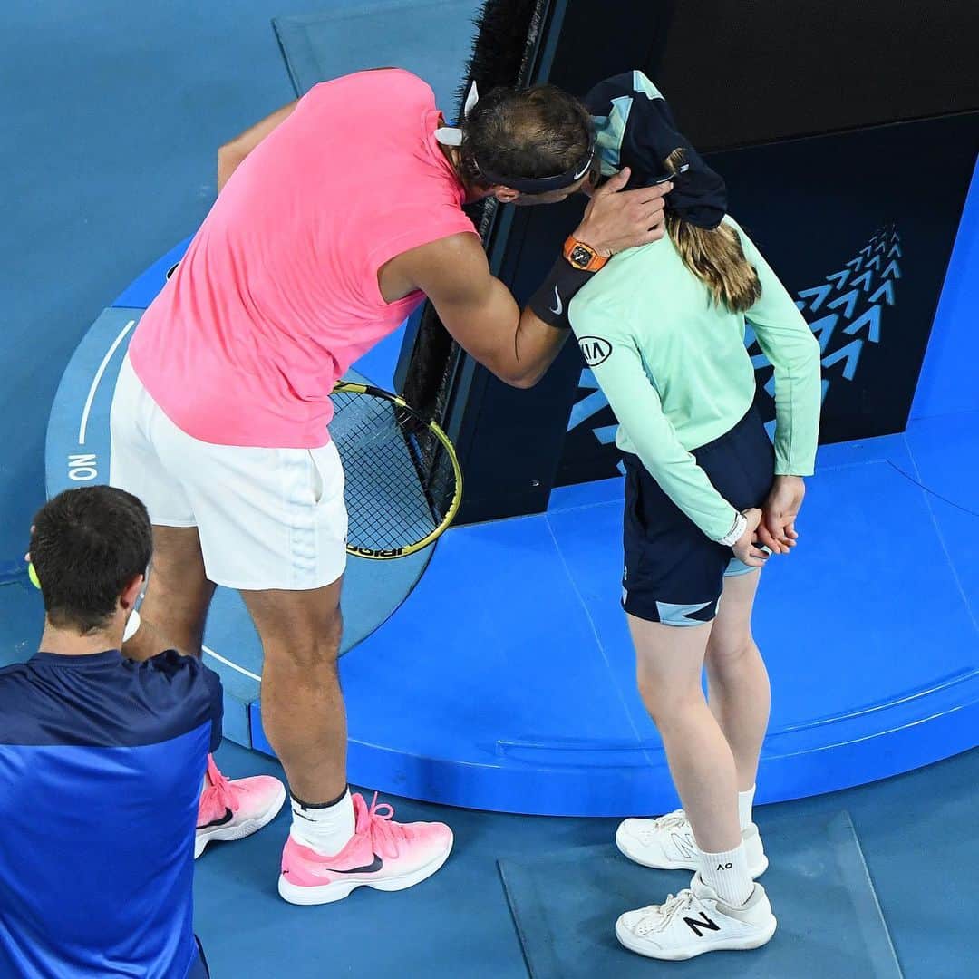 ATP World Tourさんのインスタグラム写真 - (ATP World TourInstagram)「A special moment ❤️ An #ausopen ballkid is accidentally hit by the ball & gets a kiss from @rafaelnadal 😗」1月23日 22時27分 - atptour