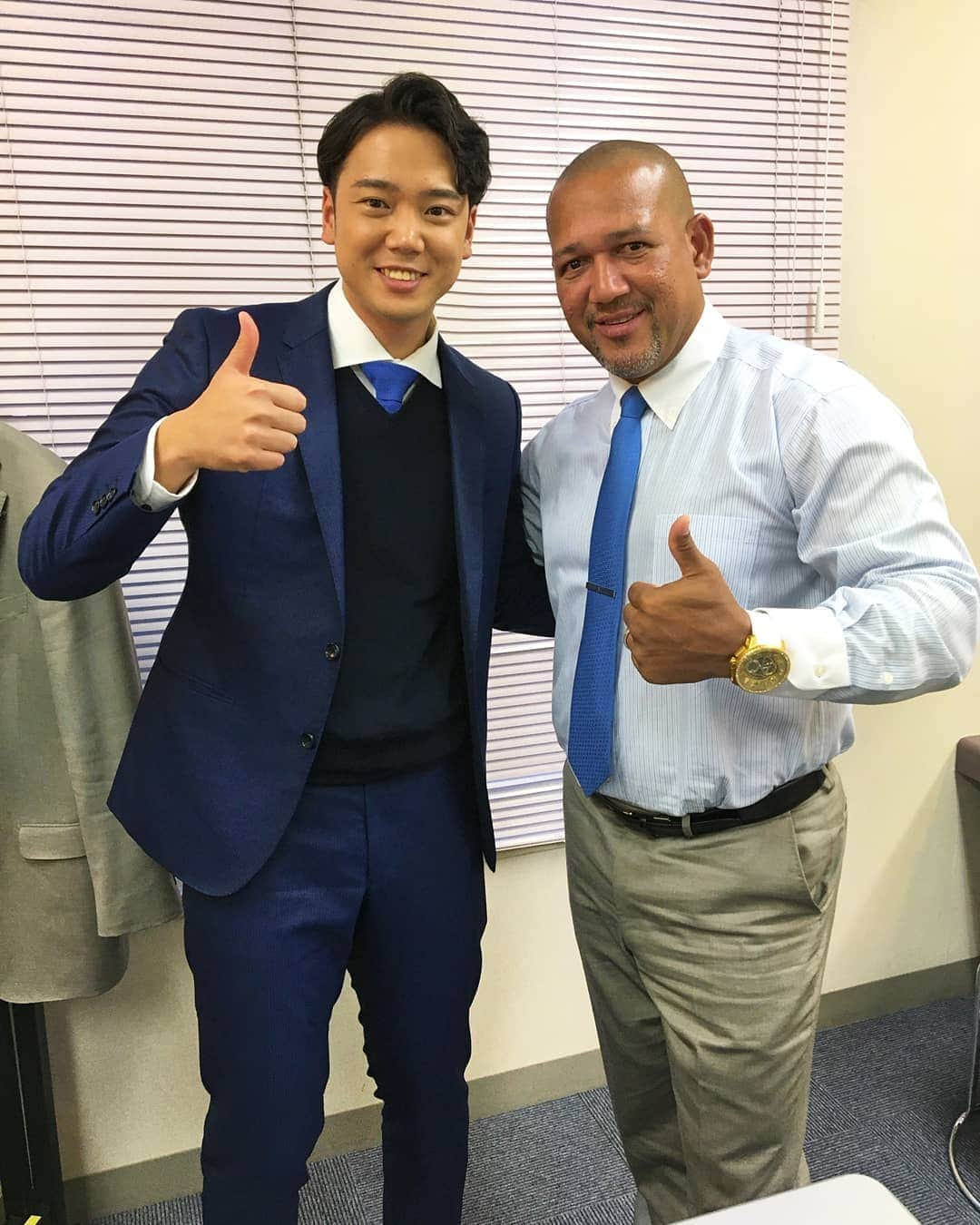 黒崎貴之さんのインスタグラム写真 - (黒崎貴之Instagram)「ㅤㅤㅤㅤㅤㅤㅤㅤㅤㅤㅤㅤㅤ みなさん、こんばんは。﻿ ﻿ この度のドラフト会議で、横浜DeNAベイスターズから一巡目指名を頂きました。﻿ BSN軟式野球同好会の黒崎貴之28歳です。﻿ ﻿ 3年に1度しか活動はありませんが、たまたまスカウトの目にとまり、ドラフト1位で入団できました。﻿ ﻿ 28歳のルーキーは異例ですが、開幕1軍を目指して頑張ります。﻿ ﻿ ﻿ ﻿ こんな私の夢を叶えてくださったラミレス監督には、感謝してもしきれません😭‼️✨﻿ 今年で4回目のトークショー‼️﻿ 2020シーズンも横浜俄然応援でいきます！﻿ ﻿ ﻿ #仮装ドラフト﻿ #すごくいい気分﻿ #夢叶う﻿ #NPB﻿ #プロ野球﻿ #横浜DeNAベイスターズ﻿ #ラミレス監督﻿ #トークショー﻿ #新潟﻿ #ありがとうございました﻿ #横浜DeNAアナウンサー﻿ #黒崎貴之」1月23日 22時29分 - kurosaki_bsn