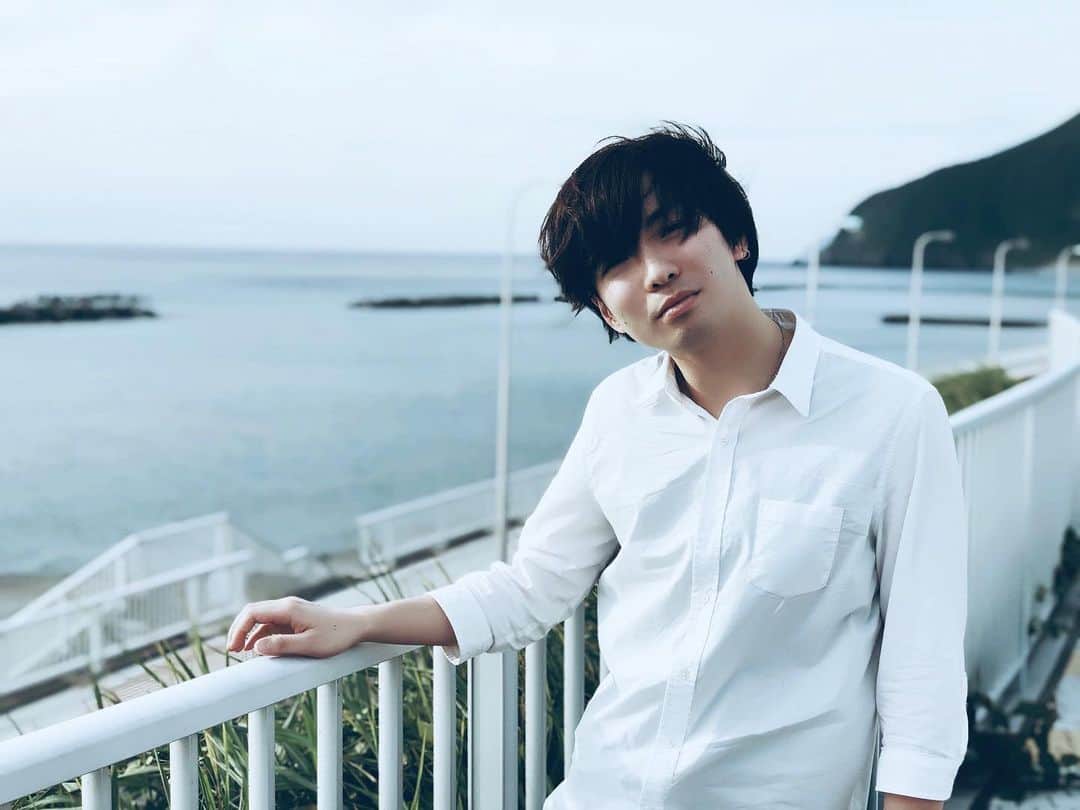 TSUCHIYAのインスタグラム：「皆さん、インスタ久々の投稿ですいません。笑 ＊ おつちは元気です。 ＊ 明日はいよいよBIGCATですね。 なんか、もう、よくわからないんやけど、とにかく緊張で、朝も起きれるかわかりません。。。。。 ＊ 冗談はさておき、Qyotoの今までにないステージにしたいと思います！ドキがムネムネでBIGCATにお越し下さい！皆さん一人一人が心から楽しめるよう俺たちが頑張るから！ ＊ あ、写真は、「メンバーに弄られてるけどこれでもバンド内で最年長と見栄を張っている従兄弟のお兄ちゃんに無理やり海の見える公園に連れてこられて一人で黄昏てるししゃーなし写真撮ってやったらこっち見てキメ顔しよった」に使っていいよ。。 ＊ #Qyoto #TSUCHIYA #guitar #band #japan #明日は #ワンマンライブ #OSAKA #BIGCAT #stage #photo #sea #view #photo」