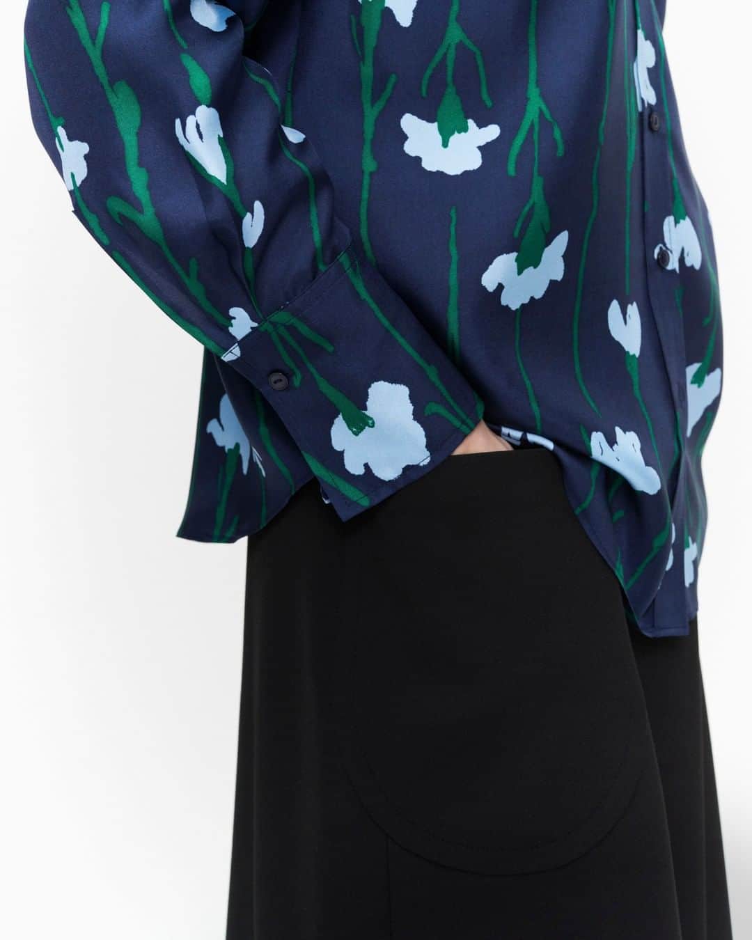 マリメッコさんのインスタグラム写真 - (マリメッコInstagram)「The Toiveikas button-up shirt is made of flowy silk twill in the Viivakukka (line flower) pattern by Satu Maaranen.⠀⠀⠀⠀⠀⠀⠀⠀⠀ ⠀⠀⠀⠀⠀⠀⠀⠀⠀ Explore our season's blooming shirts on marimekko.com and in-store. #marimekko」1月23日 22時30分 - marimekko