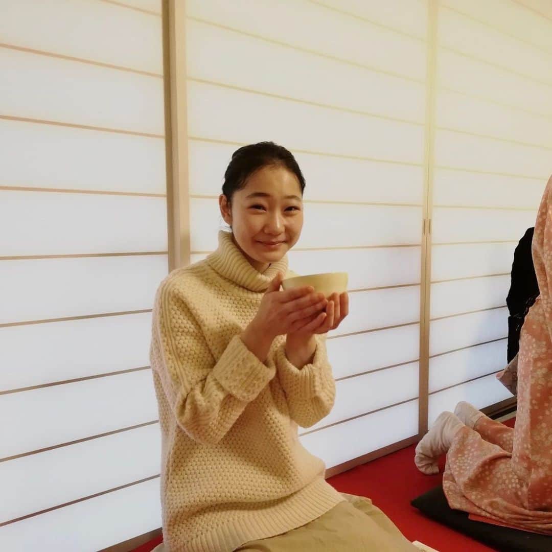 斎藤なりのインスタグラム：「実は去年の年末から お茶の教室に通い始めました🍵 お写真は初釜の時の！ . 花より団子な初心者なので 毎回和菓子の美しさにうっとりしてしまう。。。」