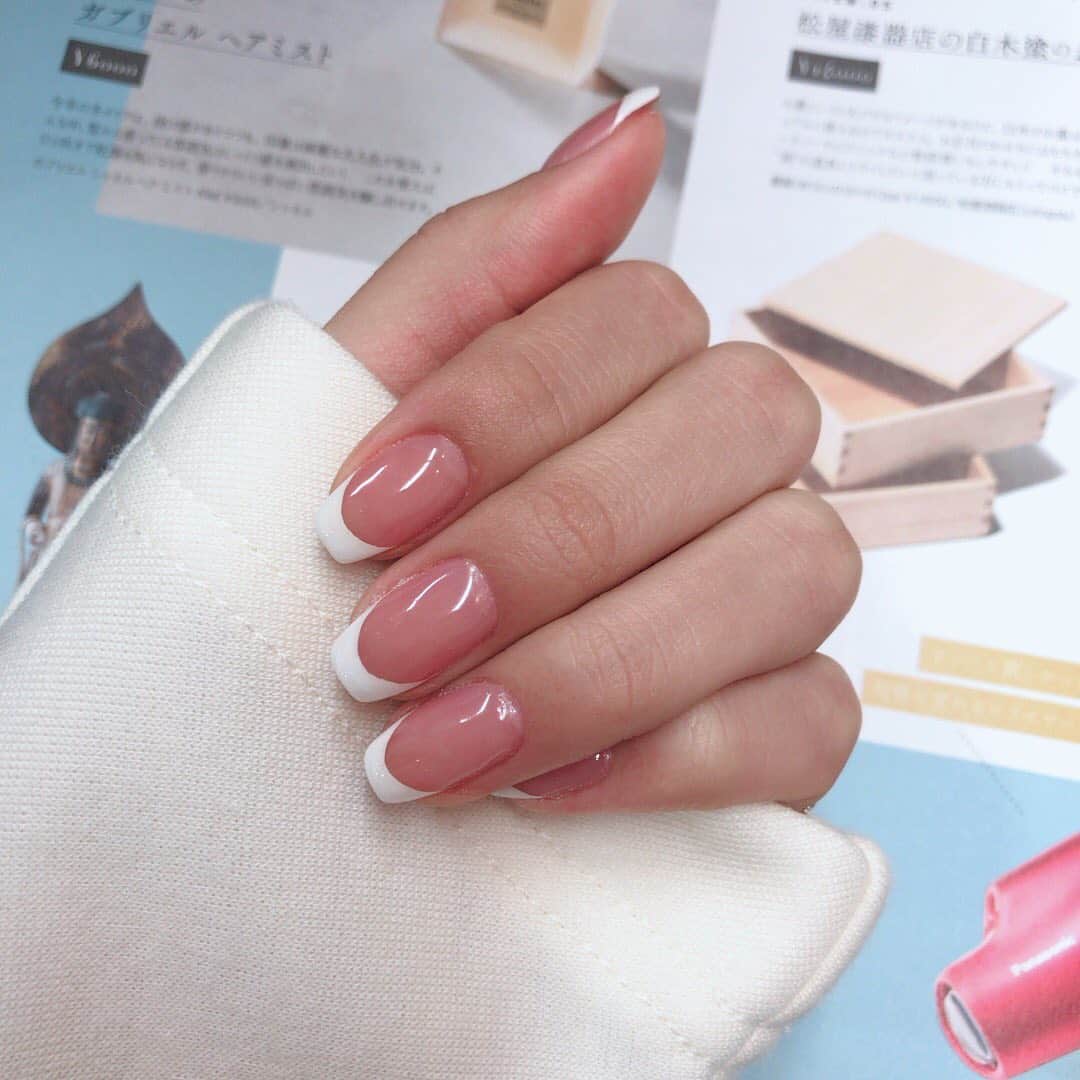 松田栞のインスタグラム：「1月のネイル💅🏻⛄️🤍 . . #ネイル」