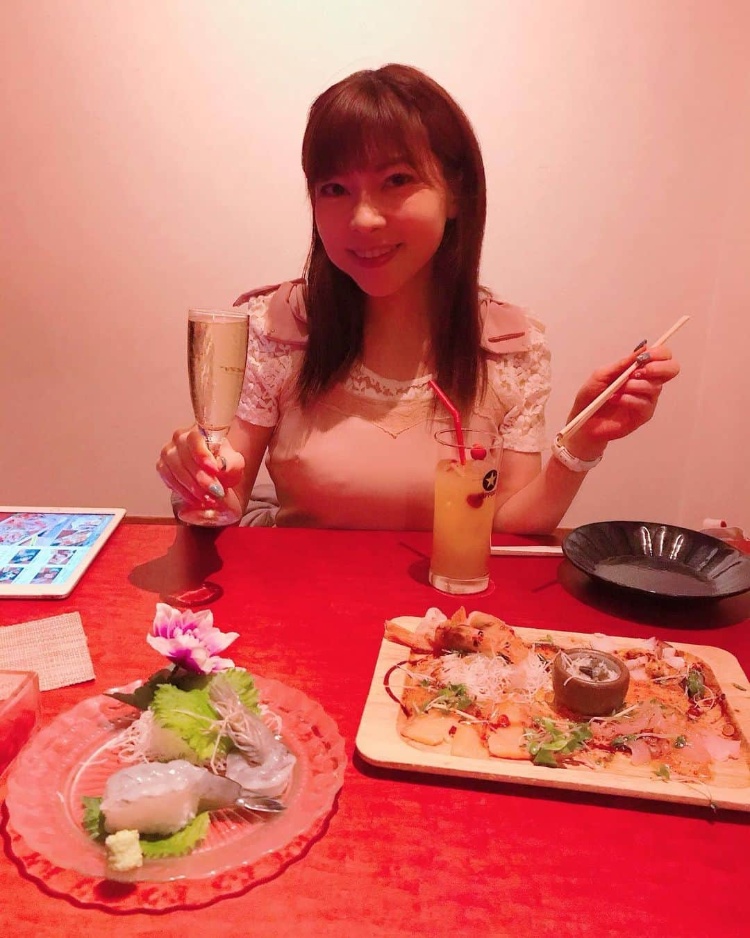 DJ MIYAさんのインスタグラム写真 - (DJ MIYAInstagram)「こんばんわぁ♪帰国後最初の、お外ごはんは北千住にあるココ！『千住の海老料理専門店』Shrimp Dining EBIZOさんで、えび尽くし～～！❤️食べてきましたっ！(^ ^) . tonight I indulged prawns kind of Newzealand  special one. and thanksful to opoturnity like this such a delicious prawns cuisine in Kitasenju-Tokyo. anw I ate awesome shrimps as well!!!I had a fun of dinner while drink berry cocktail but I got non alcohol lol. .  海老が大好きだからほんとに嬉しい～～！！❤️ ベリーinこぼれsparklingをfirst drinkで飲んだんだけどぉ、かわいすぎ💓(^○^) 幻の海老「うちわ海老」 世界が認めた「天使の海老」のお寿司🍣も、なんて美味しいのでしょうか。 . .  活きオマールのスチームグリル 3400円 は圧巻の迫力と、絶品で幸せー！！❤️ 牛ハラミステーキ グレイビーソース . .  海宝カルパッチョ  ボタン海老やタコ🦐など、ほんとに活きが良すぎて驚きますー！its amazing sea food!! 海老以外にもお肉料理もあるし、お酒の種類も豊富でしたぁ。 . 宴会もできる2階のフロアーもかなり広かったよぉ〜❤️❤️宴会のお部屋も賑わっていました💗 . . . coffeもメニューにあるのが嬉しかったぁ❤️ . すごくゆっくり海老を堪能🦞できる空間で、素敵な時間をありがとうございましたぁ💗😊 There is a minutes way from Kitasenju station for a walk. the building is made of wood and Japanese old house style. especially I glad to eat gorgeous steam lobster!!!wow! huge size one is so fleshy and sweet tastyyyyy! . .  EBIZO 北千住で検索してね!  Casting By @woomy.restaurant . .  #PR #北千住　#北千住駅　#北千住グルメ　#イタリアンバル #居酒屋　#えび料理　#シーフード好き　#海老好き　#グルメ女子 #今日のコーデ　#今日のファッション　#今日のメイク　#旅インスタグラマー #インスタグラマー　#インフルエンサー　#グルメブロガー　#グルメ好き #ディナー　#東京グルメ　#グルメ大好き　#フィットネス女子　#ファッショニスタ #レストラン　#ブロガー　#食リポ　#天使の海老 #オマール海老 #宴会 #北千住宴会」1月23日 22時38分 - dj_miya