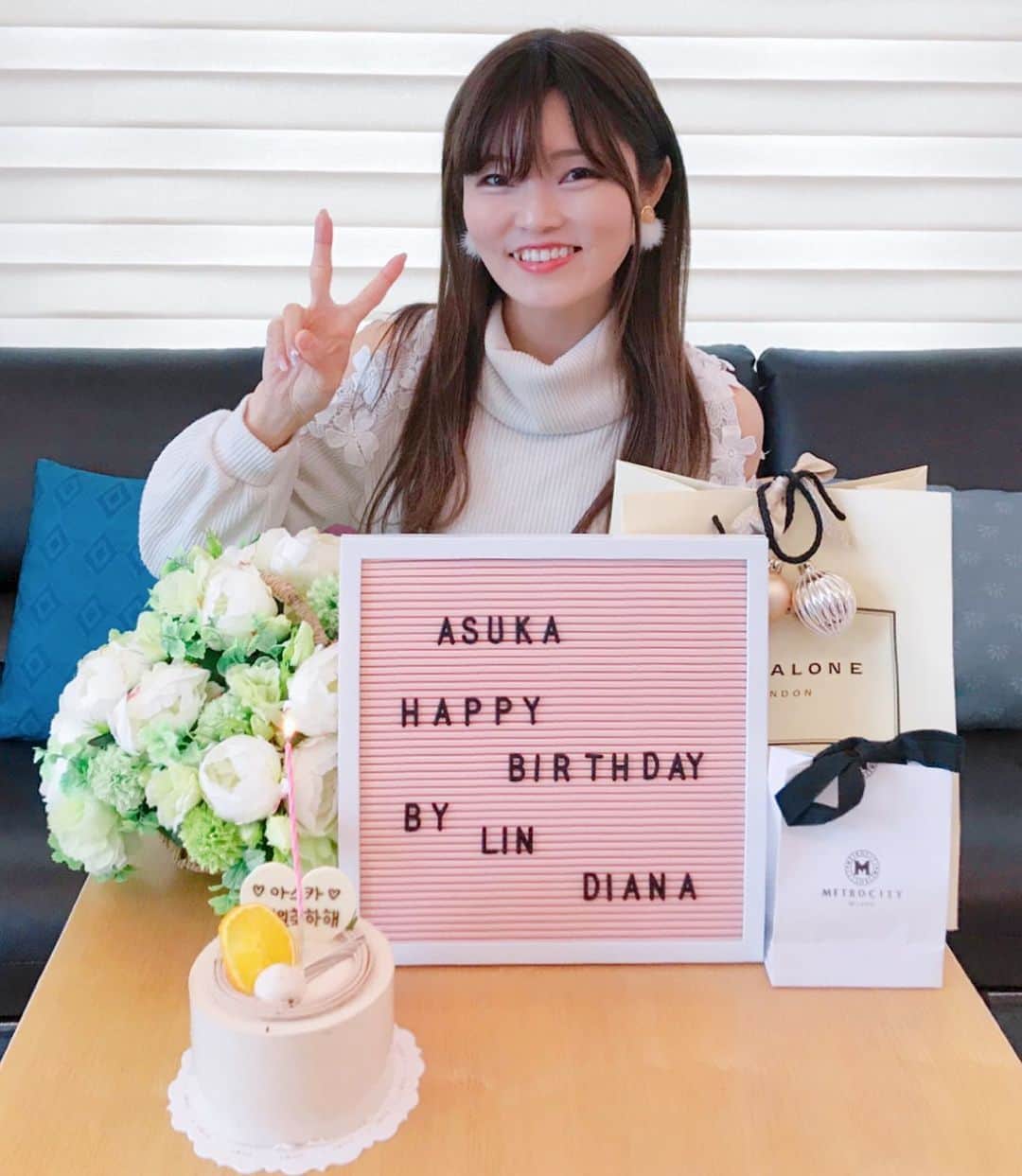 のインスタグラム：「.﻿ ダイアナとリムオンニが﻿ サプライズで誕生日のお祝いしてくれたよ😭💕﻿ ﻿ ダイアナ出産直前なのに、、😭💓💓﻿ ﻿ サプライズ過ぎてびっくりしたけど﻿ 美味しいごはんに誕生日ケーキ、﻿ プレゼントまでありがとう😭💕﻿ ﻿ ♡ #サプライズバースデー #サプライズ誕生日会  #토기모치 #とぎもちkorea #とぎもち」