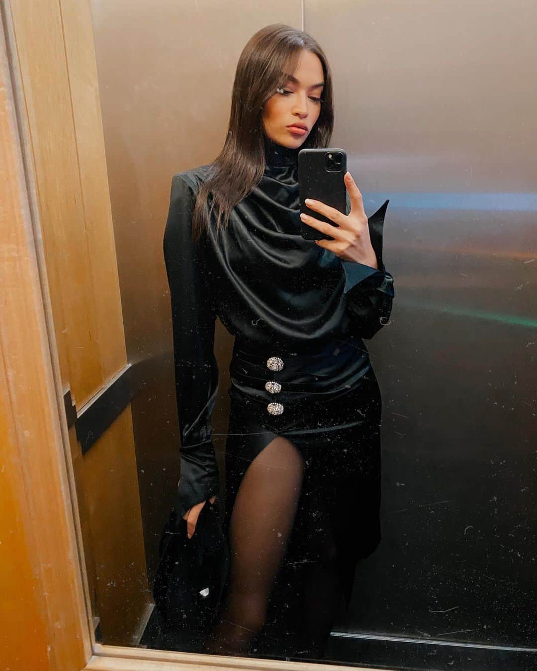 シャニーナ・シャイクのインスタグラム：「Everyone needs a little sparkle in their life ✨💎 dress by @epuzer」