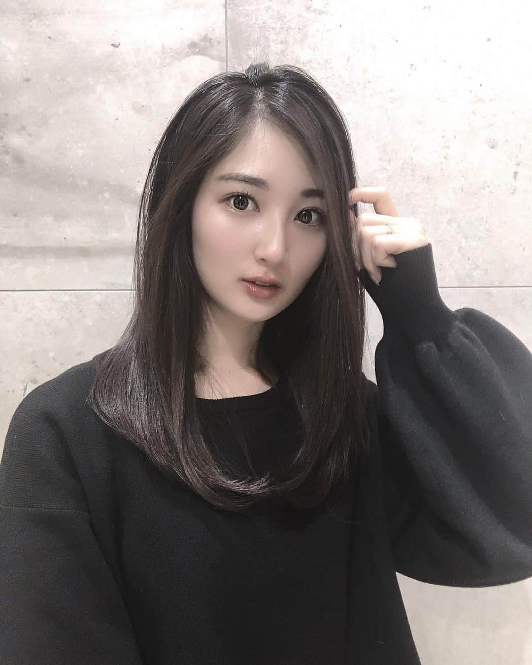 小磯陽香のインスタグラム：「美容院行って髪サラサラにしてもらいました🥰 トリートメント神です✨ ありがとうございました💓  #表参道 #美容院 #トリートメント#小磯陽香」
