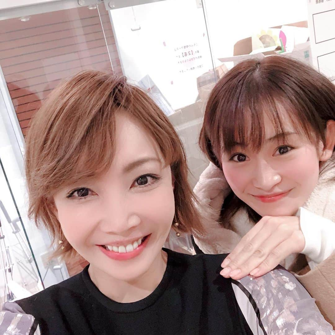 柚希礼音さんのインスタグラム写真 - (柚希礼音Instagram)「. デスノート観てきました‼️ すごく面白かった😎 甲斐翔真くん、 初舞台とは思えない 素晴らしさ😳😳😳 ほんとーにびっくりするぐらい凄かった❤️😳 . 横田栄司さん やっぱり 本当に深くてチャーミングで 感動でした👏 沢山歌ってたあ👏👏 . そして またまたちゃぴちゃんと 会えて、 肩にとまる小鳥さん🐤 してもらったり、 神木隆之介くんにも 会えたり。 . たくさん 刺激もらいました‼️‼️ 共演した仲間にも会えて 嬉しかったです😌  #デスノート #甲斐翔真　くん #横田栄司 さん #神木隆之介 くん #愛希れいか  #上條駿　くん #渡辺崇人　くん #柚希礼音」1月23日 22時47分 - reonyuzuki_official