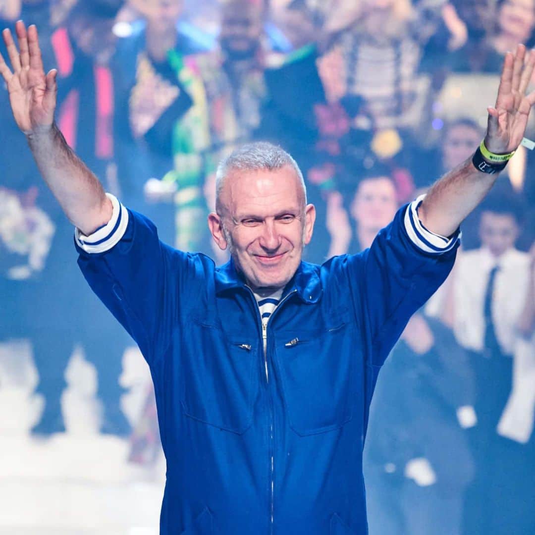 Vogue Taiwan Officialさんのインスタグラム写真 - (Vogue Taiwan OfficialInstagram)「越老越瘋狂🖤永遠的時尚頑童Jean Paul Gaultier退休前的最後一場高訂服裝秀正式落幕！﻿﻿﻿ ﻿﻿﻿ ＿﻿﻿﻿ ﻿﻿﻿ 法國傳奇大師尚-保羅·高堤耶 ( @jpgaultierofficial) 在巴黎雄偉的夏特雷劇院舉辦的出道50 周年慶兼他的生涯最終場大秀。「來辦一場盛大派對好好狂歡一下吧。」﻿﻿ 在這場偉大退休時裝秀場合他的造型是？隨時準備上場熱舞的一身海軍藍，加上光彩四射的招牌迷人笑容！﻿﻿ ﻿﻿﻿ 📍快點開 @voguetaiwan 欣賞Vogue 在巴黎2020春夏高級訂製週高堤耶最終走秀場帶來的後台報導 ﻿﻿﻿ ﻿﻿ ﻿﻿ Jean Paul Gaultier told Vogue, at his 50th anniversary and swansong runway show, held in Paris’s imposing Théâtre du Châtelet. “Let’s have a big party and enjoy it.” His grand finale outfit? Rave-ready blue overalls and a signature beaming smile.﻿﻿﻿ ﻿﻿﻿ ﻿﻿﻿ Click on the bio link @voguetaiwan and see Vogue reports backstage at Jean Paul Gaultier’s final show, Couture SS20 in Paris!﻿﻿﻿ ﻿﻿﻿ #Vogue雙語讀時尚  Featuring  #JeanPaulGaultier  #GigiHadid #KarlieKloss #IrinaShayk #Pandemonia﻿ ﻿﻿﻿ ﻿」1月23日 22時50分 - voguetaiwan
