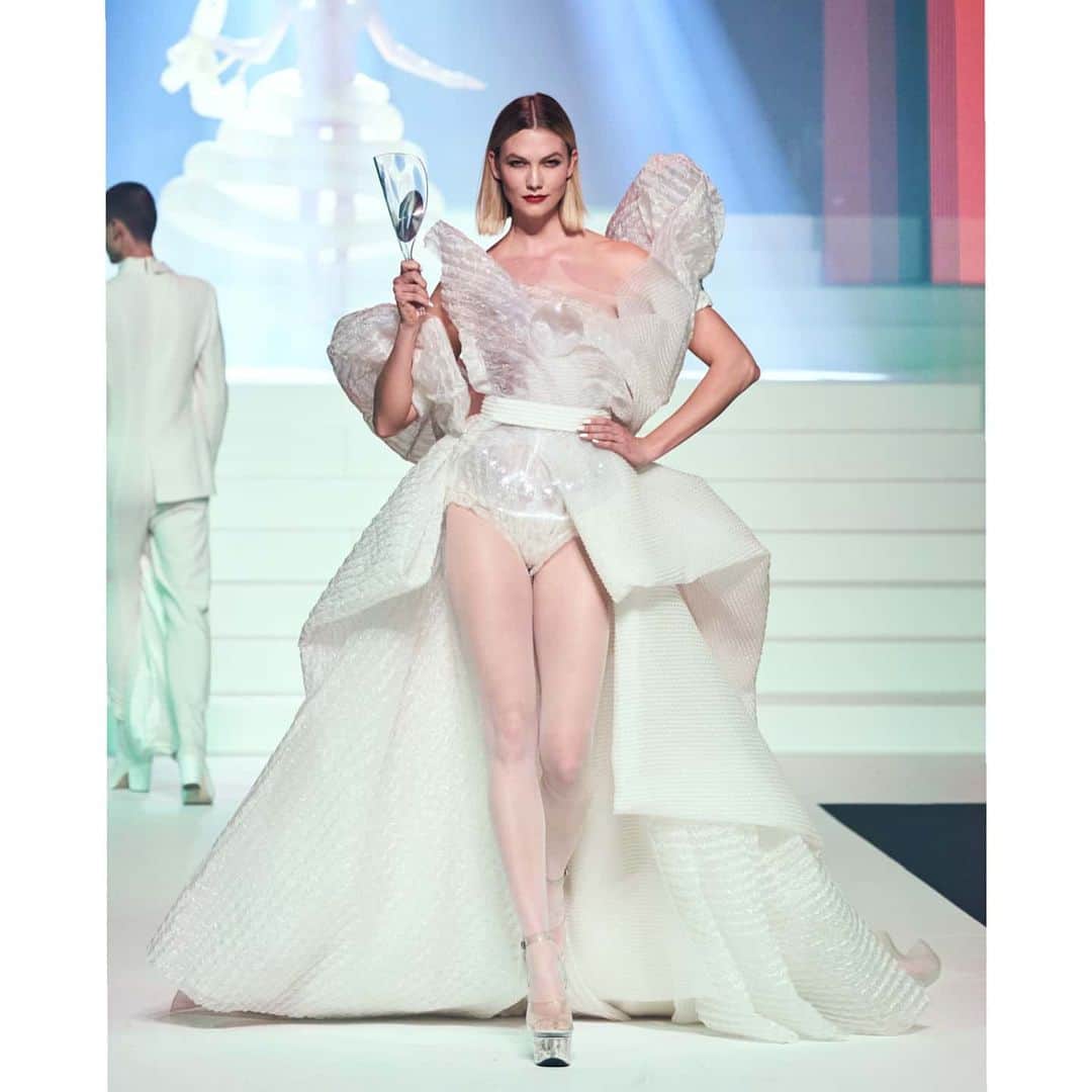 Vogue Taiwan Officialさんのインスタグラム写真 - (Vogue Taiwan OfficialInstagram)「越老越瘋狂🖤永遠的時尚頑童Jean Paul Gaultier退休前的最後一場高訂服裝秀正式落幕！﻿﻿﻿ ﻿﻿﻿ ＿﻿﻿﻿ ﻿﻿﻿ 法國傳奇大師尚-保羅·高堤耶 ( @jpgaultierofficial) 在巴黎雄偉的夏特雷劇院舉辦的出道50 周年慶兼他的生涯最終場大秀。「來辦一場盛大派對好好狂歡一下吧。」﻿﻿ 在這場偉大退休時裝秀場合他的造型是？隨時準備上場熱舞的一身海軍藍，加上光彩四射的招牌迷人笑容！﻿﻿ ﻿﻿﻿ 📍快點開 @voguetaiwan 欣賞Vogue 在巴黎2020春夏高級訂製週高堤耶最終走秀場帶來的後台報導 ﻿﻿﻿ ﻿﻿ ﻿﻿ Jean Paul Gaultier told Vogue, at his 50th anniversary and swansong runway show, held in Paris’s imposing Théâtre du Châtelet. “Let’s have a big party and enjoy it.” His grand finale outfit? Rave-ready blue overalls and a signature beaming smile.﻿﻿﻿ ﻿﻿﻿ ﻿﻿﻿ Click on the bio link @voguetaiwan and see Vogue reports backstage at Jean Paul Gaultier’s final show, Couture SS20 in Paris!﻿﻿﻿ ﻿﻿﻿ #Vogue雙語讀時尚  Featuring  #JeanPaulGaultier  #GigiHadid #KarlieKloss #IrinaShayk #Pandemonia﻿ ﻿﻿﻿ ﻿」1月23日 22時50分 - voguetaiwan