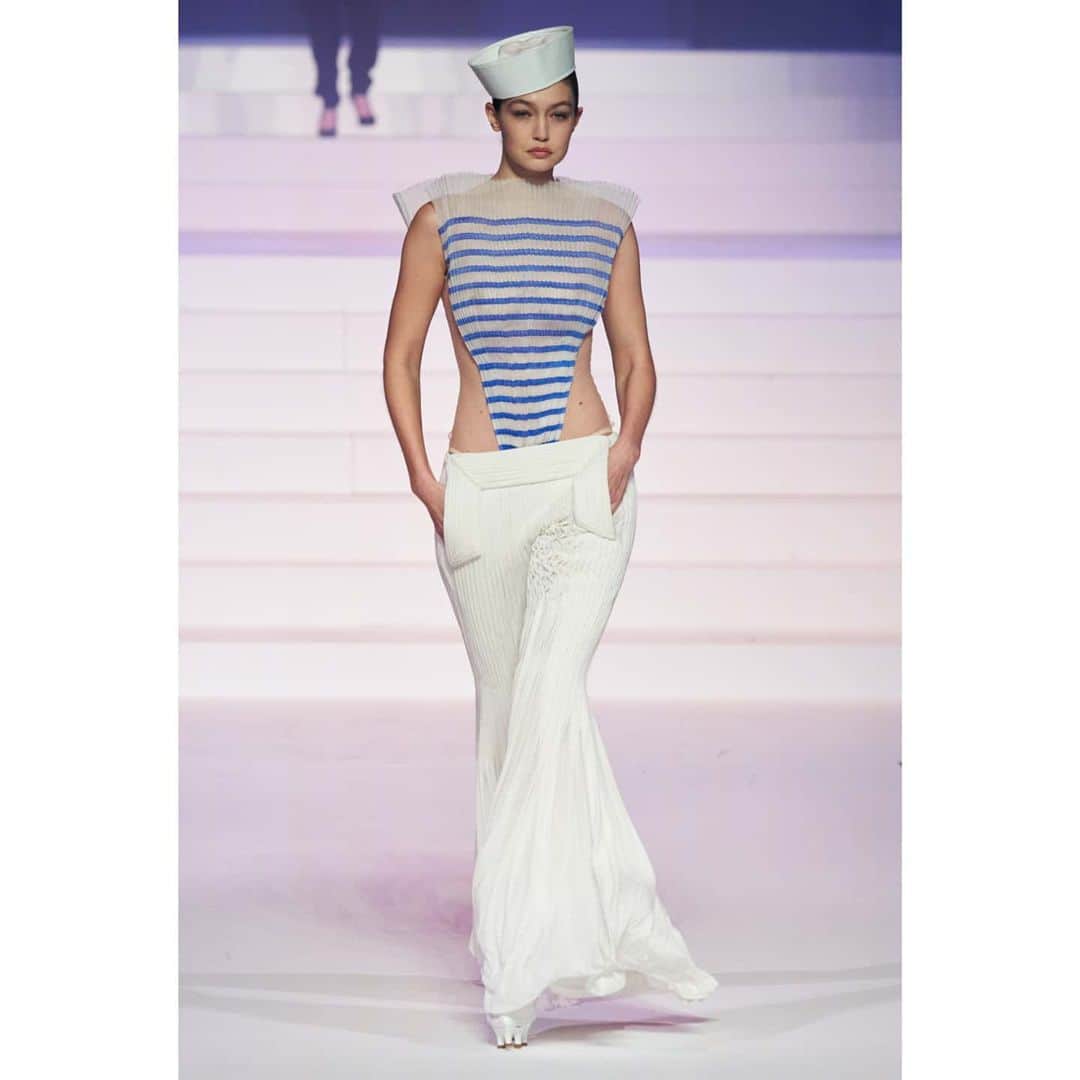 Vogue Taiwan Officialさんのインスタグラム写真 - (Vogue Taiwan OfficialInstagram)「越老越瘋狂🖤永遠的時尚頑童Jean Paul Gaultier退休前的最後一場高訂服裝秀正式落幕！﻿﻿﻿ ﻿﻿﻿ ＿﻿﻿﻿ ﻿﻿﻿ 法國傳奇大師尚-保羅·高堤耶 ( @jpgaultierofficial) 在巴黎雄偉的夏特雷劇院舉辦的出道50 周年慶兼他的生涯最終場大秀。「來辦一場盛大派對好好狂歡一下吧。」﻿﻿ 在這場偉大退休時裝秀場合他的造型是？隨時準備上場熱舞的一身海軍藍，加上光彩四射的招牌迷人笑容！﻿﻿ ﻿﻿﻿ 📍快點開 @voguetaiwan 欣賞Vogue 在巴黎2020春夏高級訂製週高堤耶最終走秀場帶來的後台報導 ﻿﻿﻿ ﻿﻿ ﻿﻿ Jean Paul Gaultier told Vogue, at his 50th anniversary and swansong runway show, held in Paris’s imposing Théâtre du Châtelet. “Let’s have a big party and enjoy it.” His grand finale outfit? Rave-ready blue overalls and a signature beaming smile.﻿﻿﻿ ﻿﻿﻿ ﻿﻿﻿ Click on the bio link @voguetaiwan and see Vogue reports backstage at Jean Paul Gaultier’s final show, Couture SS20 in Paris!﻿﻿﻿ ﻿﻿﻿ #Vogue雙語讀時尚  Featuring  #JeanPaulGaultier  #GigiHadid #KarlieKloss #IrinaShayk #Pandemonia﻿ ﻿﻿﻿ ﻿」1月23日 22時50分 - voguetaiwan