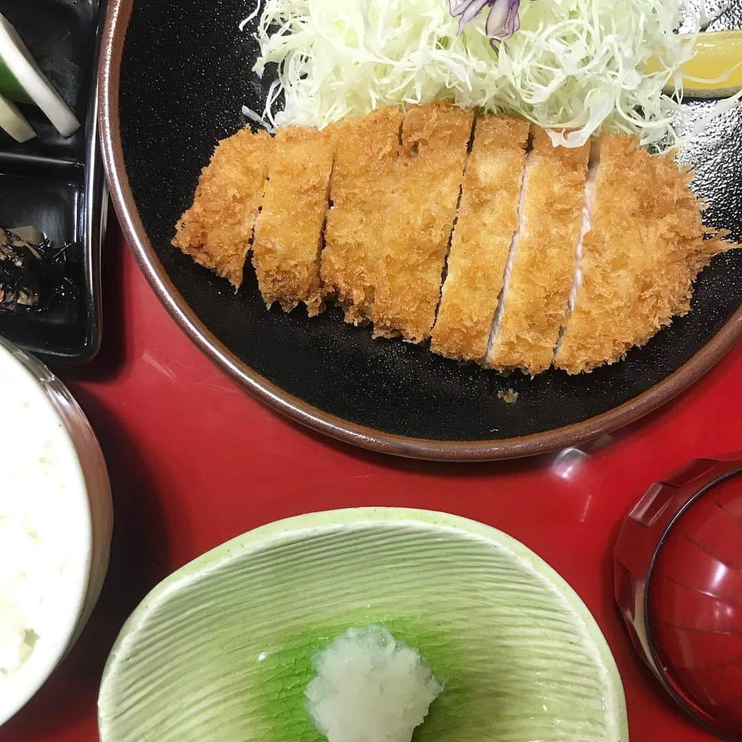 のインスタグラム：「37年間生きてきた現状で  最も美味いと思えるロースカツはまさかの家から徒歩4分の場所にある。  ここは誰にも教えたくない。  #ロースカツ #和豚 #もちぶた #とんかつ #絶品 #最高 #美味 #foodporn」