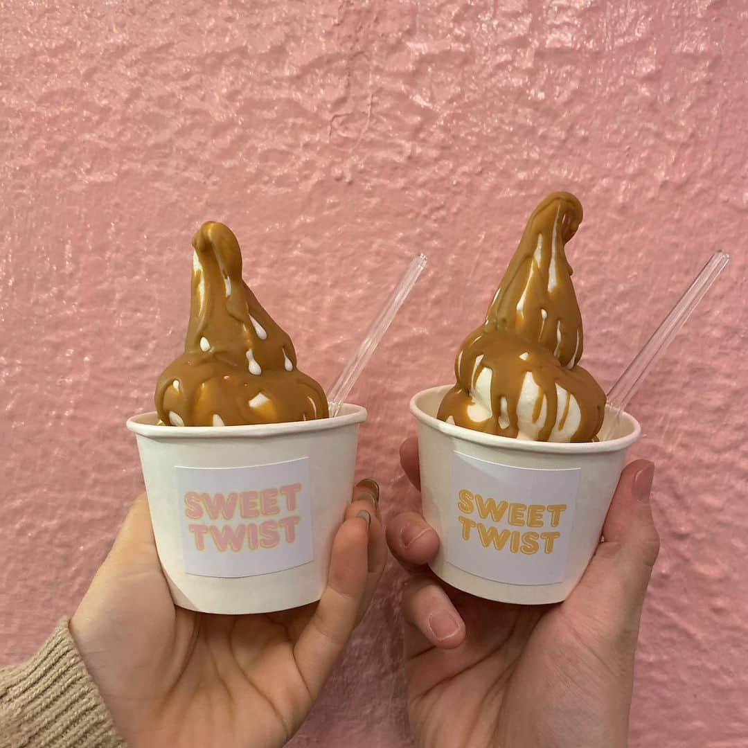 りょうくんグルメさんのインスタグラム写真 - (りょうくんグルメInstagram)「【下北沢　sweettwist】 コーティングソフトクリームの食べられるお店🍦 ㅤㅤㅤㅤㅤㅤㅤㅤㅤㅤㅤㅤㅤ 🏠#下北沢 #sweettwist 🚶‍♂️下北沢北口徒歩5分 📖ソフトカップ+ソーストッピング(¥540)×2 ㅤㅤㅤㅤㅤㅤㅤㅤㅤㅤㅤㅤㅤ 下北沢の有名店。 ㅤㅤㅤㅤㅤㅤㅤㅤㅤㅤㅤㅤㅤ さっぱり系のソフトクリームにソースが5種から選べる。 周りがカチカチにコーティングされるのがキャラメルとチョコ、あと抹茶らしい。 (抹茶試せばよかった) ㅤㅤㅤㅤㅤㅤㅤㅤㅤㅤㅤㅤㅤ  アイスさっぱり系に濃い味キャラメルうまあ。 このタイプのアイス懐かしい。 見た目がレトロ ㅤㅤㅤㅤㅤㅤㅤㅤㅤㅤㅤㅤㅤ 中のアイスはめっちゃ冷たい。頭キーンってなる笑 ㅤㅤㅤㅤㅤㅤㅤㅤㅤㅤㅤㅤㅤ 店内はポップな洋楽流れてる ピンクの店だけど下北だから入りやすい 17:30ですいててさっと買えた。 店内で食べれる。(ワンオーダー制) ㅤㅤㅤㅤㅤㅤㅤㅤㅤㅤㅤㅤㅤ 下北でご飯食べた後に行くのいいよ！ おいしい！ ㅤㅤㅤㅤㅤㅤㅤㅤㅤㅤㅤㅤㅤ えもいわ〜  東京都世田谷区北沢3-26-3  13:00〜20:00  定休日水曜日」1月23日 23時01分 - uryo1113