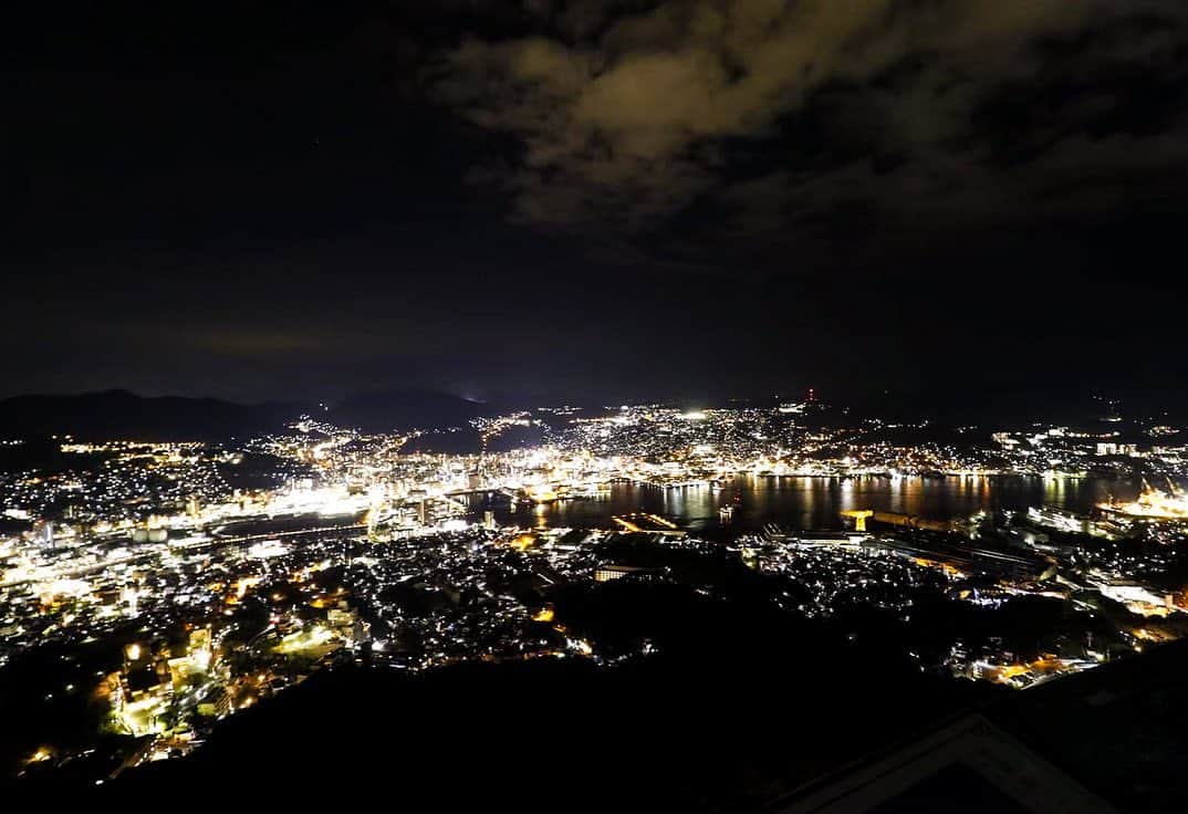 金子藍さんのインスタグラム写真 - (金子藍Instagram)「綺麗な景色を送ってほしい😍 と伝えたらこんな素敵なの送ってくれ感動🌙 (1枚目) . Thankyou @koki523 . 私の癒しはやっぱり自然 と友達からの愛💓 . @koki523 のインスタ見たらここが稲佐山と知る そういえばと.. 2枚目はいつかの稲佐山の夜景を観に行った時の ここは日本新三大夜景の1つ✨ . #長崎 #稲佐山展望台 #camera #癒し #自然 #nature」1月23日 22時54分 - aikaneko_surf