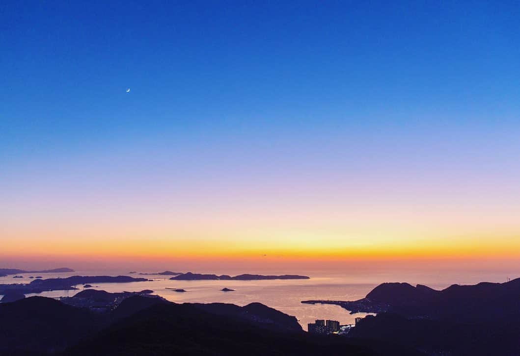 金子藍さんのインスタグラム写真 - (金子藍Instagram)「綺麗な景色を送ってほしい😍 と伝えたらこんな素敵なの送ってくれ感動🌙 (1枚目) . Thankyou @koki523 . 私の癒しはやっぱり自然 と友達からの愛💓 . @koki523 のインスタ見たらここが稲佐山と知る そういえばと.. 2枚目はいつかの稲佐山の夜景を観に行った時の ここは日本新三大夜景の1つ✨ . #長崎 #稲佐山展望台 #camera #癒し #自然 #nature」1月23日 22時54分 - aikaneko_surf