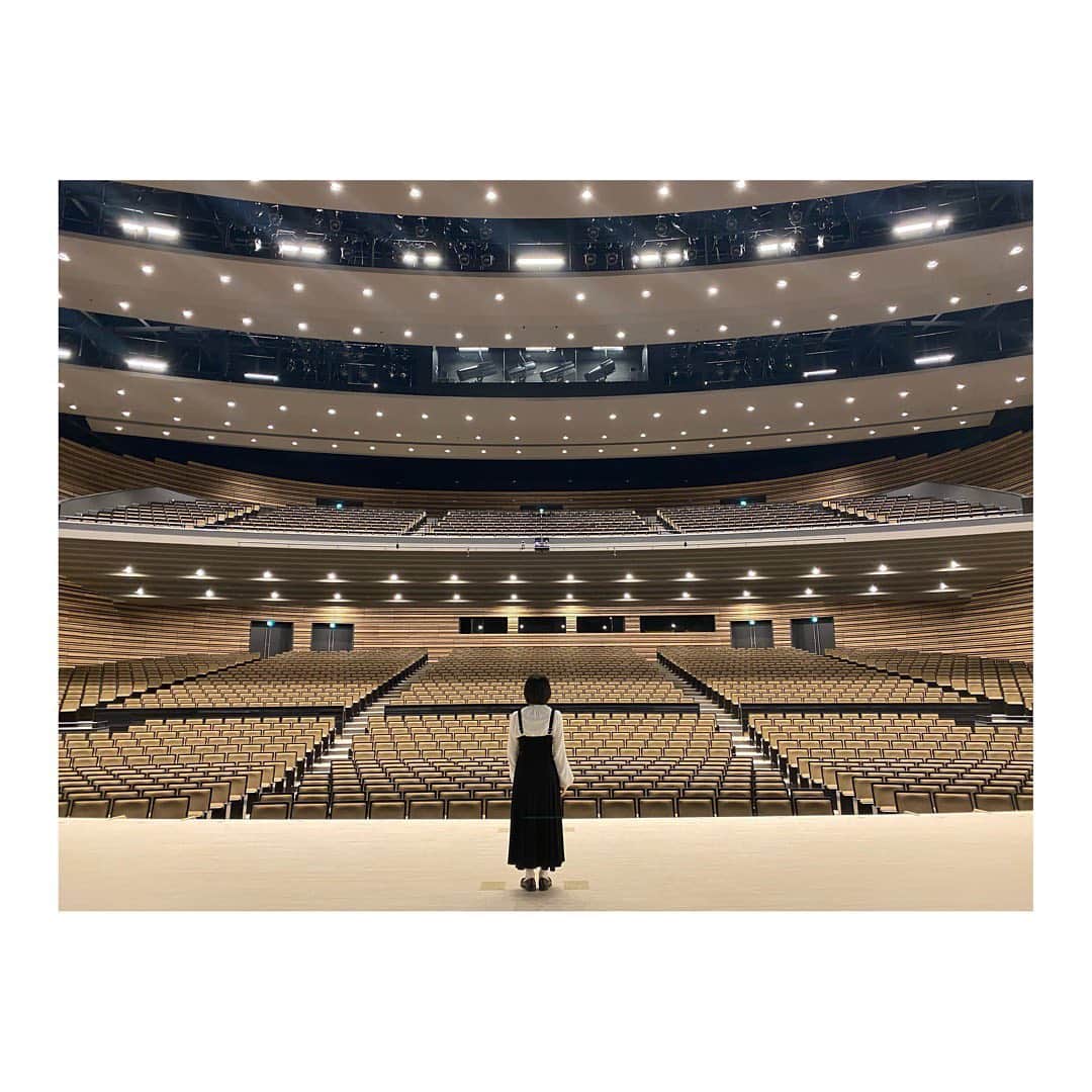 倉野尾成美さんのインスタグラム写真 - (倉野尾成美Instagram)「熊本城ホール 今日下見してきました。 3月22日にこのステージでライブをします…！あと2ヶ月あっという間だろうなぁ、いいものをみせられるように頑張ります💪 是非皆様、よろしくお願いします。 #熊本城ホール  #チーム8全国ツアー」1月23日 22時55分 - noochan_1108