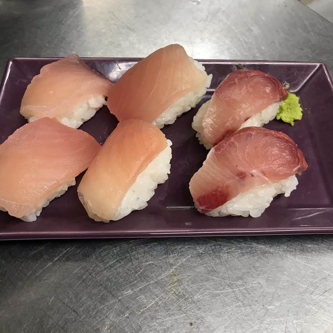 鶏魚 谷町のインスタグラム：「鶏魚です！しーちゃんです🎶 まかないにお寿司を握ってくれました♡ #マグロとハマチのお寿司 #まかない #鶏魚 #大阪 #谷町四丁目 #駅近 #セルフ飲み放題 #地域最安値 #コース #座敷 #個室 #貝盛り放題 #ガンガン焼き #あさり #はまぐり #ホンビノス貝 #牡蠣 #さざえ #飲み会 #女将」