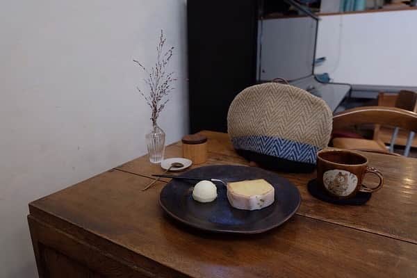 maggydaisyのインスタグラム：「_  先月のこと。 こちらのを食べてレモンケイク観が変わった。 大好きなケイクに！ 紅茶もとても丁寧に説明してくださって 静かな良い時間が過ごせた日。」