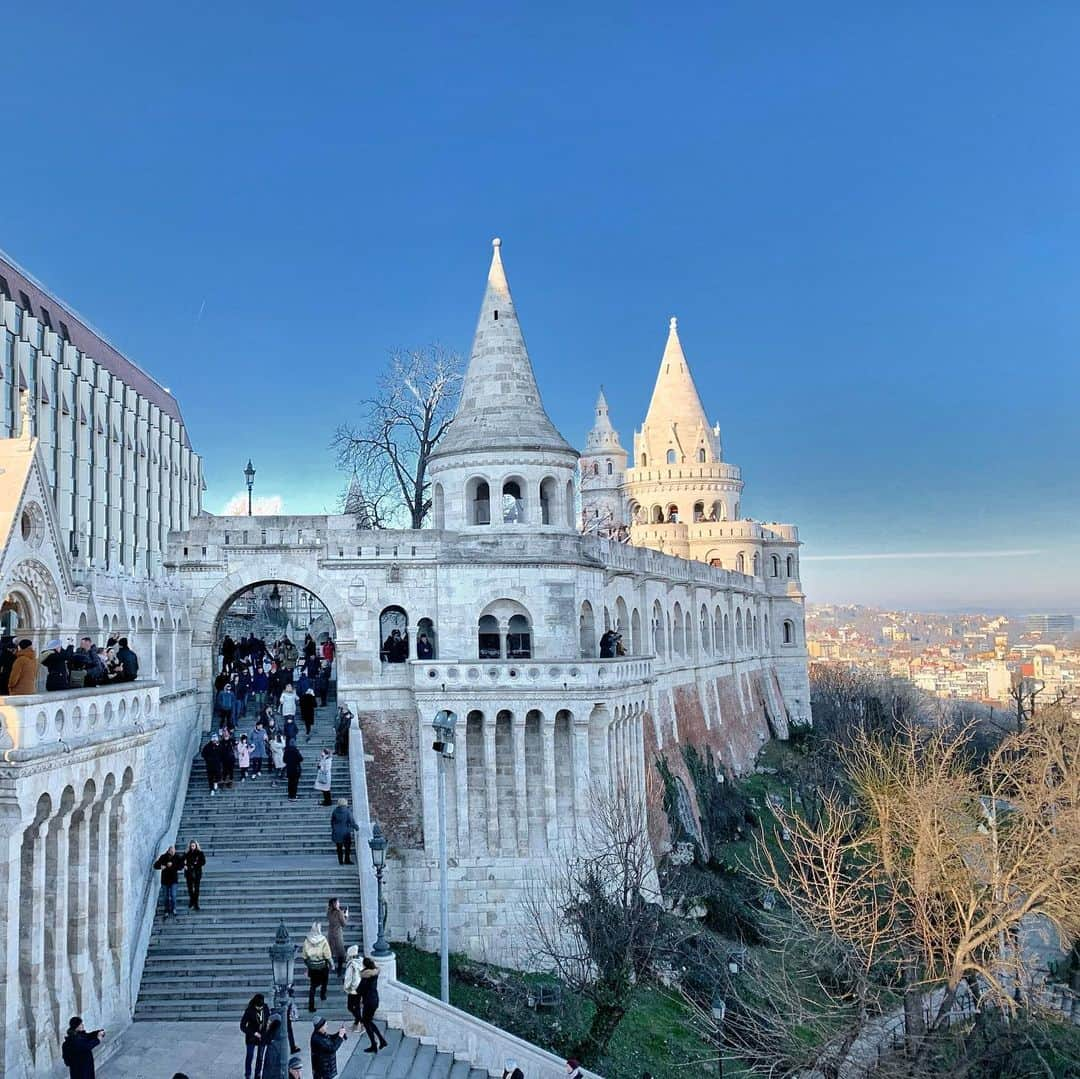 J E R E M Y ジェレミーのインスタグラム：「: A Fairytale tower commemorating 1,000 years of Hungarian history . . . . . .  #minimalism #撮影練習 #写真好き #TagsForLikes #TFLers #tweegram #photooftheday  #instalike #picoftheday  #Londoner #bestoftheday #yolo #nofilter  #ig_colors  #匈牙利 #布達佩斯  #2020年春  #Hungary #Budapest #lifequote #travelHungary  #Hungaryvacations #visitHungary #Hungarytoday  #discoverHungary #fishermanbastion #watchtower」