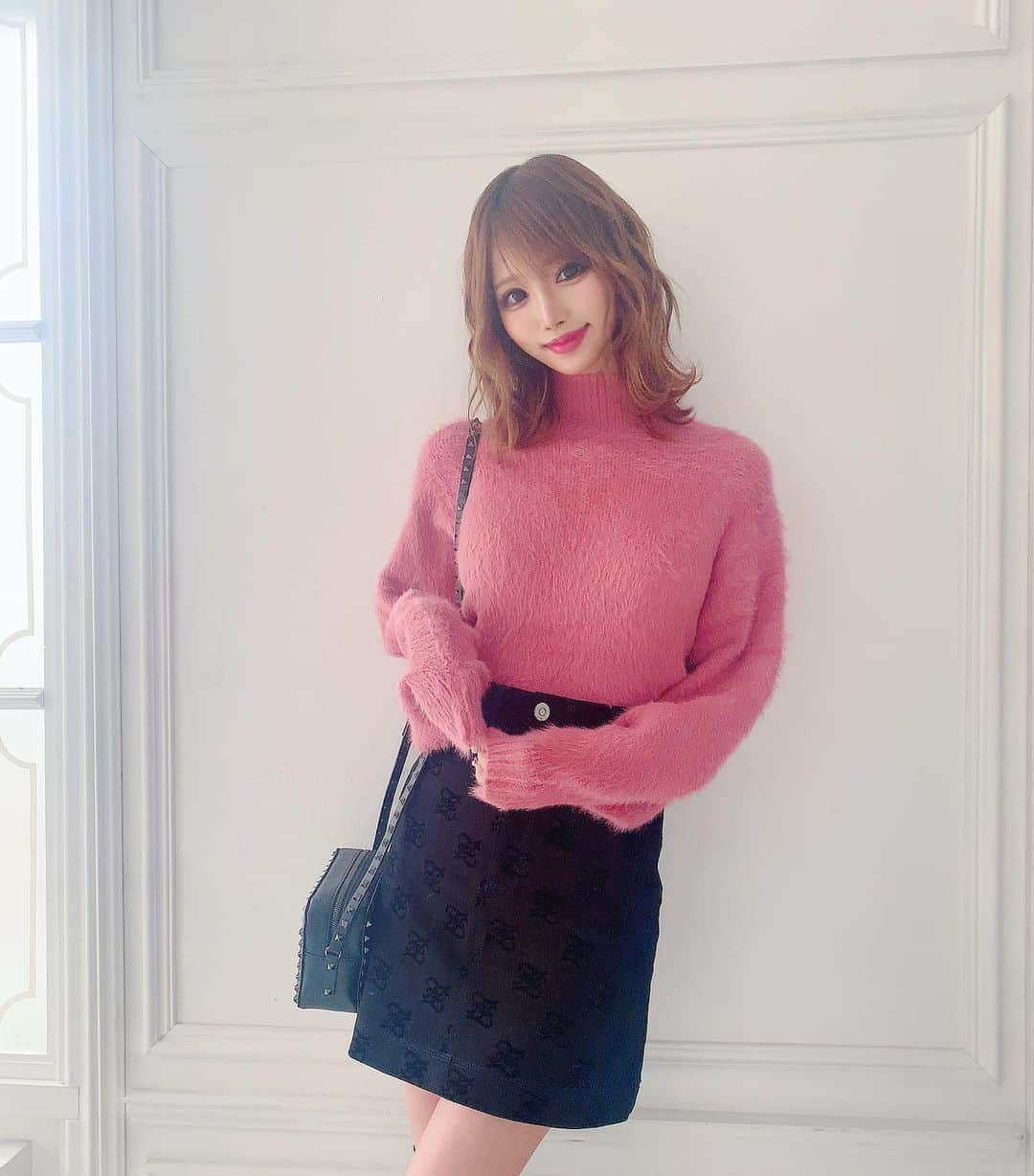 桜咲乃愛さんのインスタグラム写真 - (桜咲乃愛Instagram)「コーデ❤  tops💓 @emiriawiz_official  skirt💓 @fendi  bag💓 @maisonvalentino  outer💓 @emiriawiz_official  ニットの手触りが見た目よりもさらさらふわふわでびっくりした🥰  スカートは一目惚れしたやつ♥️FENDIすき☺💕 ダウンもふわっふわで軽くてとてもいい☺️💕 白だから汚さないようにしないとー🥺💓💎 #コーデ#code#ニット#デニムスカート#ニーハイ#スタッズバッグ#白ダウン#ピンクニット#撮影#emiriawiz #fendi #valentino」1月23日 23時09分 - noasama1101