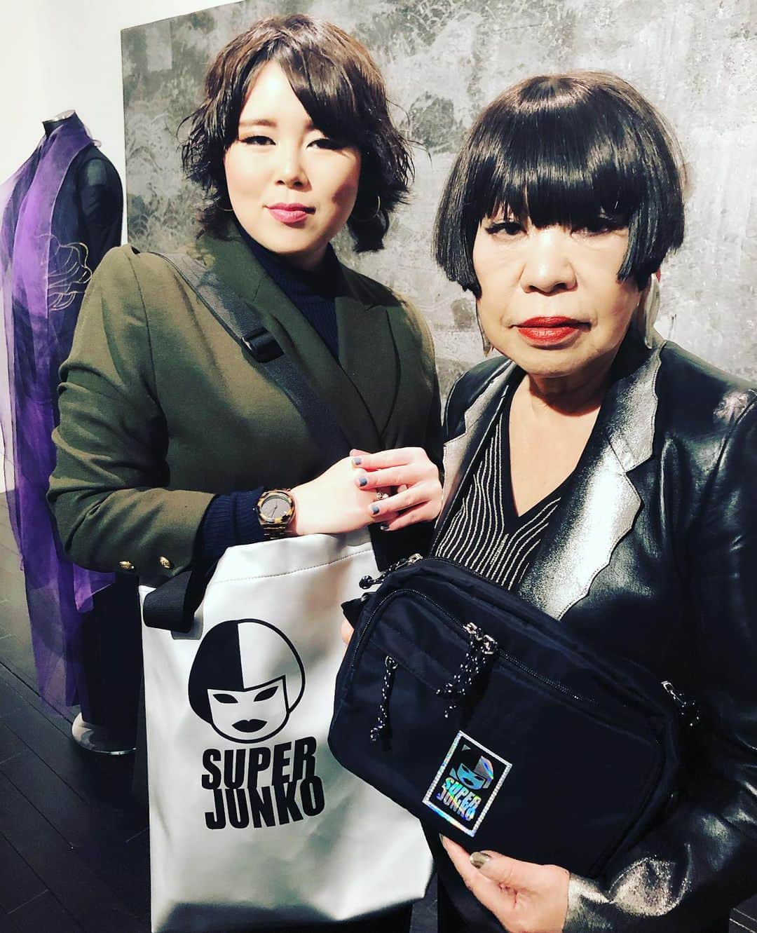 コシノジュンコのインスタグラム：「Super Junko 始まり私が衣装をデザインしている#drumtao の公演に見に来てくれた、ちえみさんと一緒に！@superjunko #ブルゾンちえみ#デザイン#superjunko #bag #fashion」