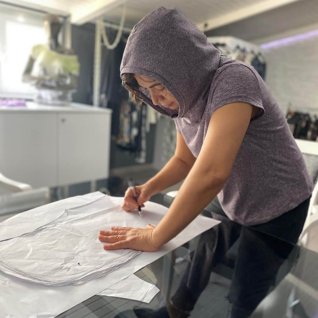 プランシングレパードオーガニクスのインスタグラム：「Our new productions creative process. The hood needs to be perfect. We love our team! We love organics! #sustainabilitymatters#fashionista #livingmybestlife#planetearth」