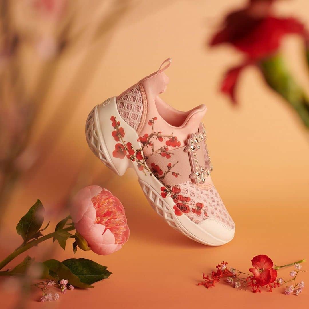 ロジェ・ヴィヴィエさんのインスタグラム写真 - (ロジェ・ヴィヴィエInstagram)「To celebrate  #CNY2020 @GherardoFelloni creates a special edition of the #VivRun sneakers, highlighting one of the Maison’s signature motifs – flowers.  #RogerVivier #SS20 #GherardoFelloni  Discover the collection through link in bio.  Photography: @Alexandre_Haefeli」1月23日 23時06分 - rogervivier