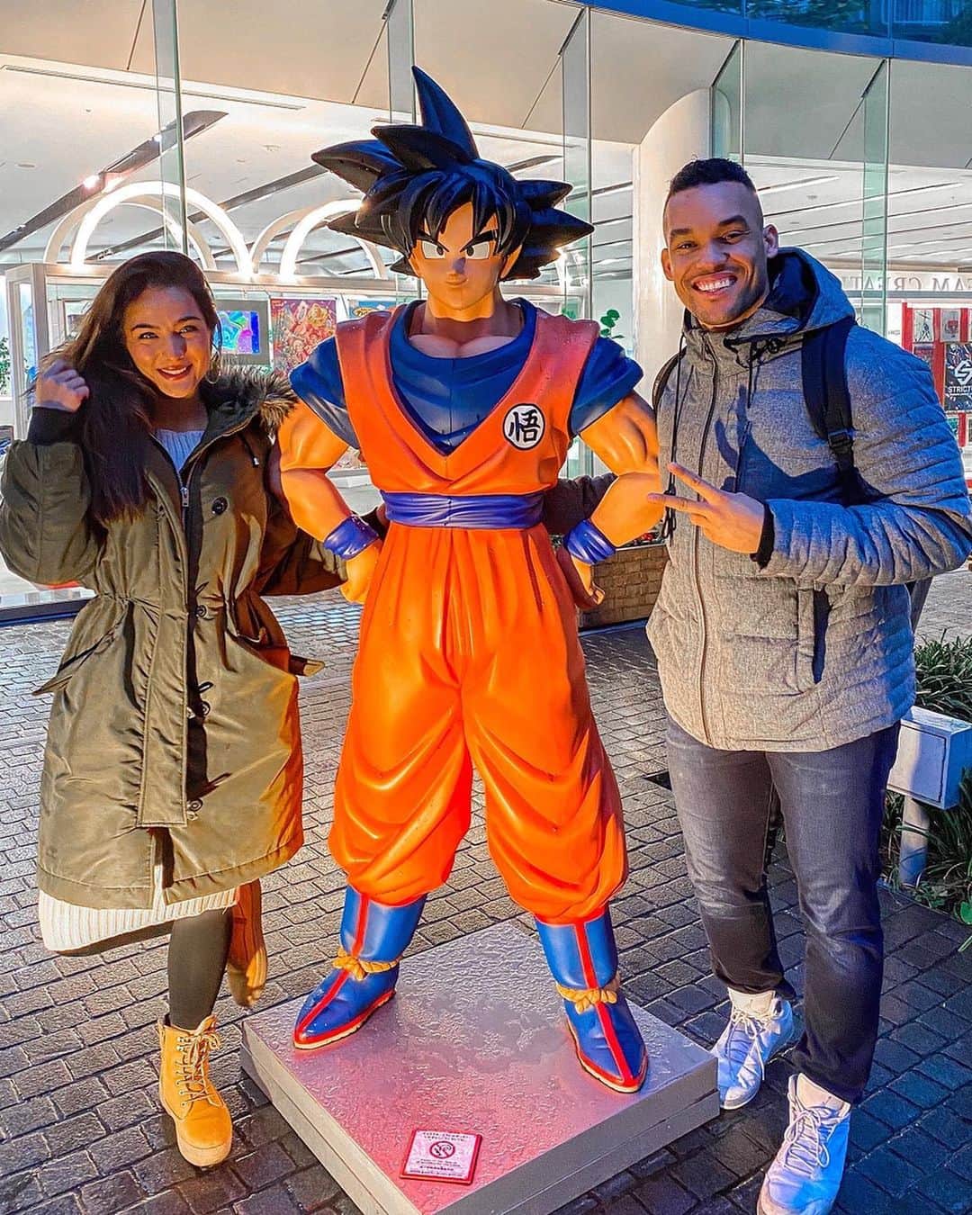 Dutchさんのインスタグラム写真 - (DutchInstagram)「What did you do today? Me: ohh my boyfriend took me on a date to FREAKING JAPAN🤯?!? We love Asia and the first stop he chose is Japan, after that he planned Thailand for my birthday😱🎂. - Absolutely amazing, I have no words for it🥺10 years might seems long for many young people like us, but for me it still feels like day one, all day everyday @jeremy.mettendaf ♥️. I - ps. How friggin cool is that Goku statue in front of our hotel😍?! Already took my ass back into those anime stores today wanting to buy everything🙄 Love it😂! Pps. Japan shopping hauls coming too!🇯🇵」1月23日 23時11分 - nochtlii
