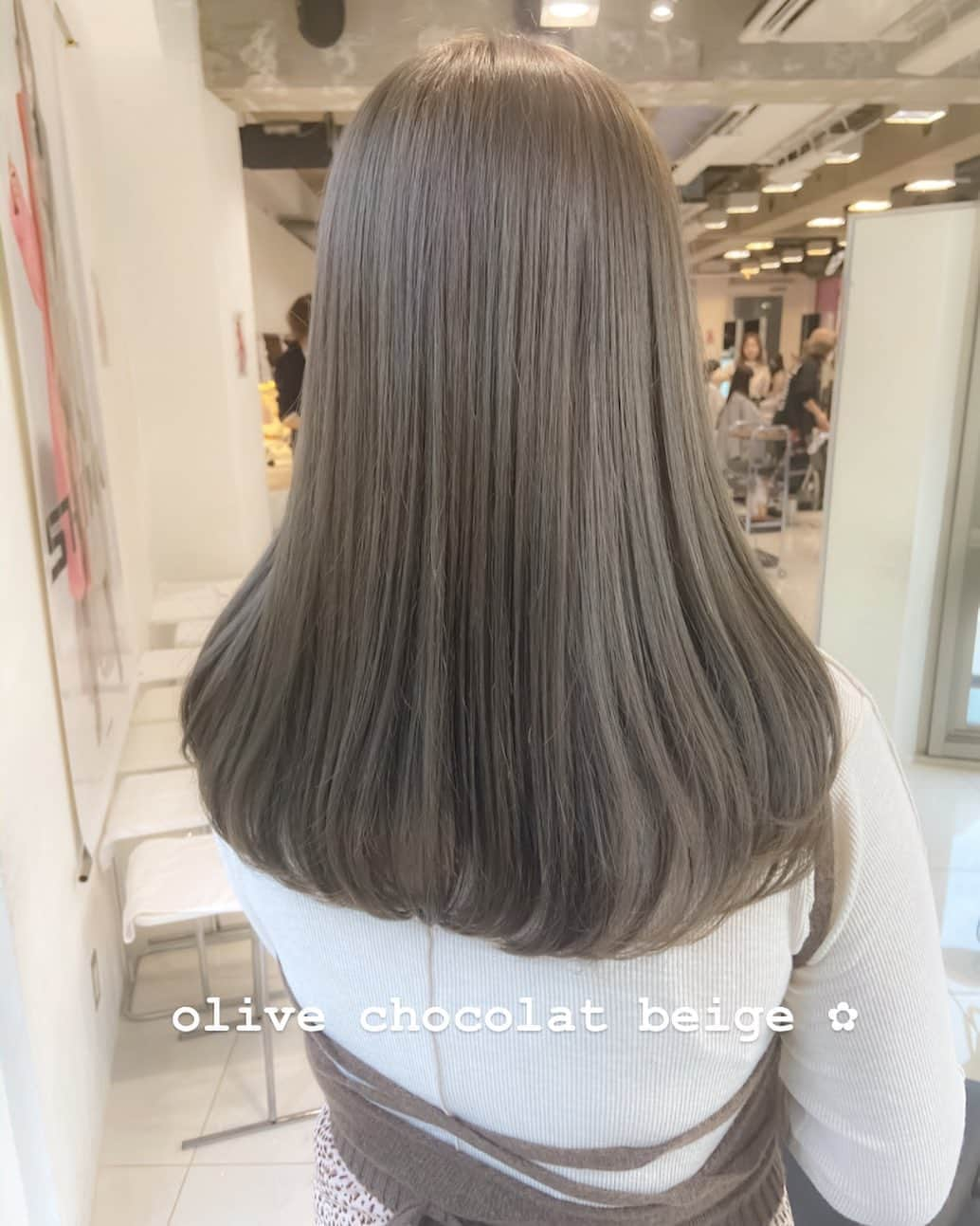 佃加菜さんのインスタグラム写真 - (佃加菜Instagram)「✿ olive chocolat beige オリーブ味の強い、赤みのないショコラなベージュはまろやかで柔らかい女の子に♡ ✿ たぽんとカット♡ 重めのスタイル♡毛先を整えるのは品が出ます♡巻くのも簡単♡ . #shima #shimadaikanyama #sweet #french #frenchlady #beige #代官山 #snidel #cosmekitchen」1月23日 23時12分 - tsukuda_kana