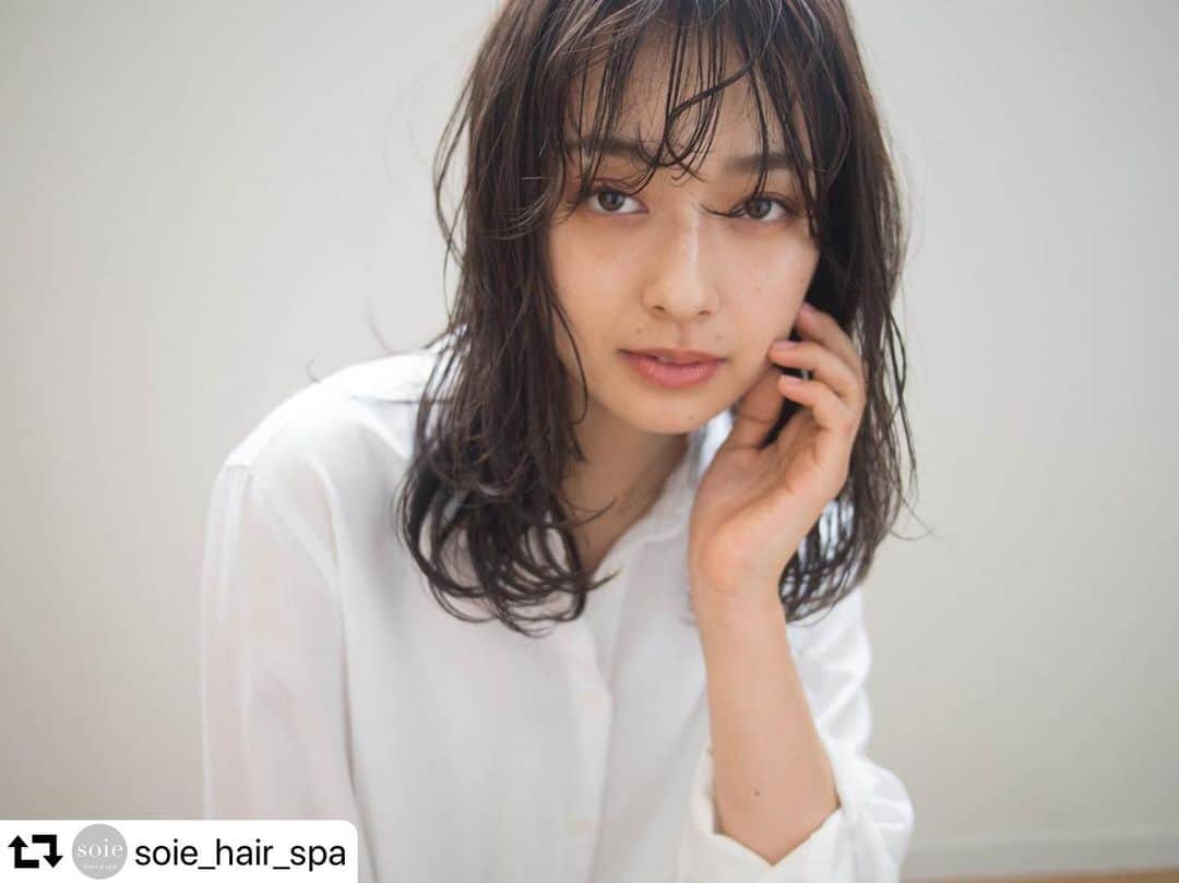 THROW 【スロウ】さんのインスタグラム写真 - (THROW 【スロウ】Instagram)「#repost @soie_hair_spa ・・・ こんばんは。平井です。  うちのスタッフは皆スタイリストになってからの入社なので みんなカットや作るスタイルのこだわってる点が違うのですが（そこが面白いと思ってます。） 私 平井のスタイルの特徴はズバリ  軽いスタイル  だと思ってます。 もちろん重いスタイルも作れますが笑  毛先がシュッとして動きやすいスタイル。 ささっとスタイリングして形になりやすいスタイルが得意です。  ことミディアム〜ロングのスタイルもそのようなスタイルが得意ですので 動きのあるスタイルが好きって方は是非一度担当させてください。  素敵に仕上げさせていただきます。  by 平井 @hirai.yuuki  ネット予約はプロフィールURLからお願いします。  初回クーポン⬇︎ カット スロウカラー トリートメント ¥12100 カット オーガニックヘッドスパ ¥7700 ハーフハイライト スロウカラー ¥12100  春日井市 勝川町6-93 0568-41-8155  #soie #soie春日井 #春日井 #春日井ママ #春日井市勝川 #春日井美容室 #春日井カフェ #個室美容室 #個室シャンプー台 #大人ヘア #大人ヘアスタイル #大人ヘアカラー #オーガニック #オーガニックカラー #オーガニックサロン# ヘッドスパ #デトックススパ #スロウカラー #hair #hairstyle #organic #大人女性#子育て」1月23日 23時16分 - throwcolor