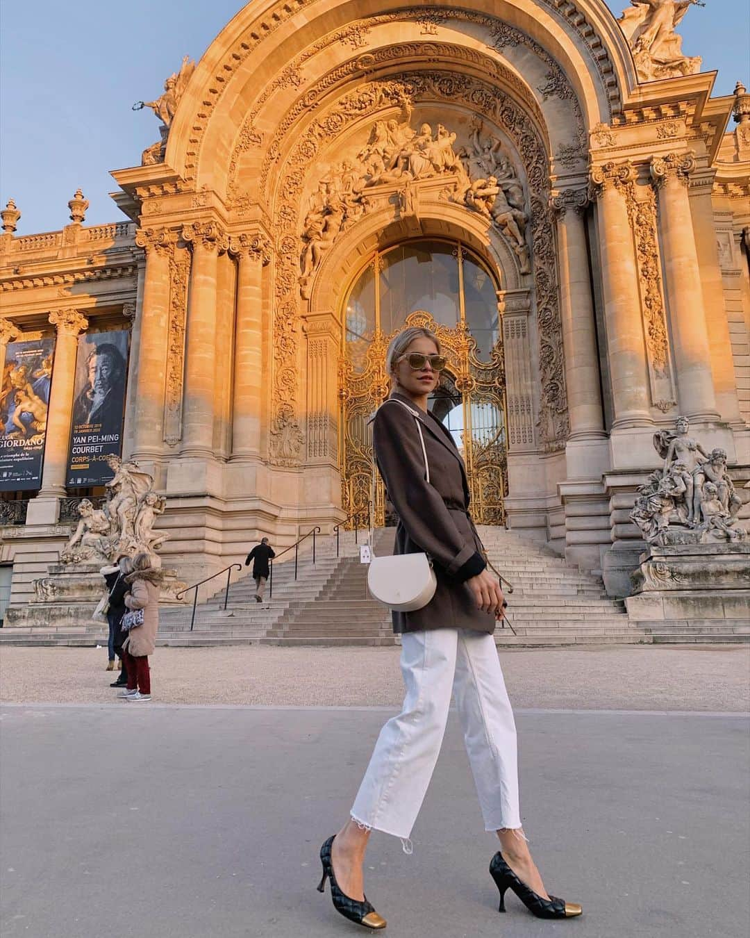 キャロライン・ダウルさんのインスタグラム写真 - (キャロライン・ダウルInstagram)「Taking a minute to gaze at the grace of the Petit Palais 🤍🌞 blending in with my creamy @findkapoor #Ballflapbag #FINDKAPOOR Anzeige」1月23日 23時27分 - carodaur