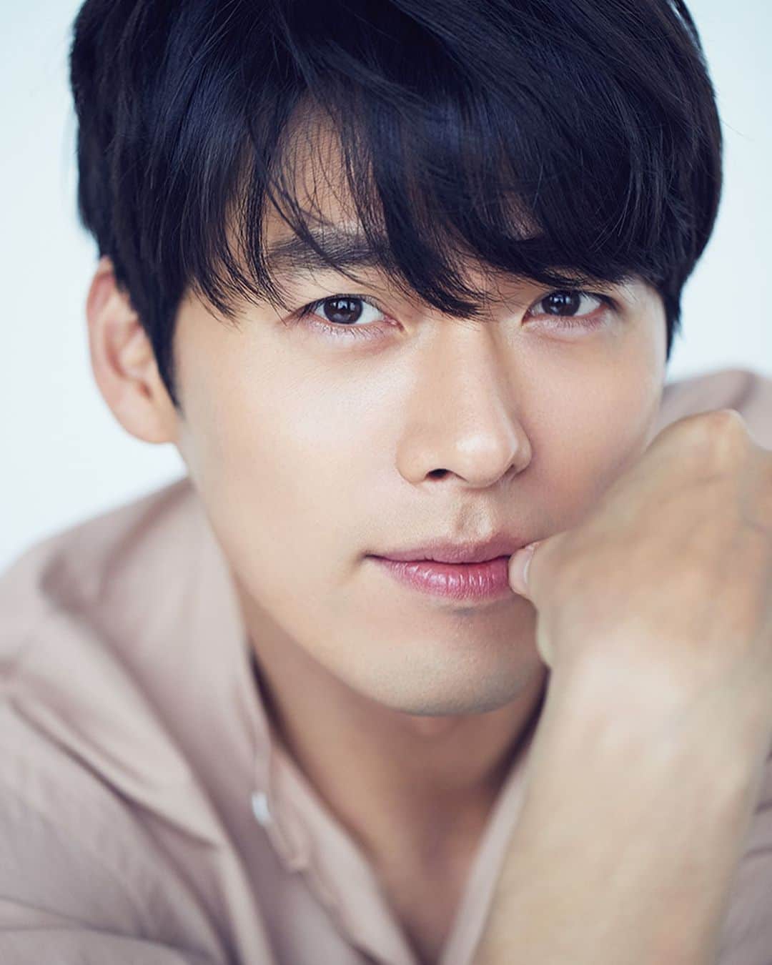 ヒョンビンのインスタグラム：「While you wait for episode 11 —— #hyunbin #현빈 #ヒョンビン #玄彬」