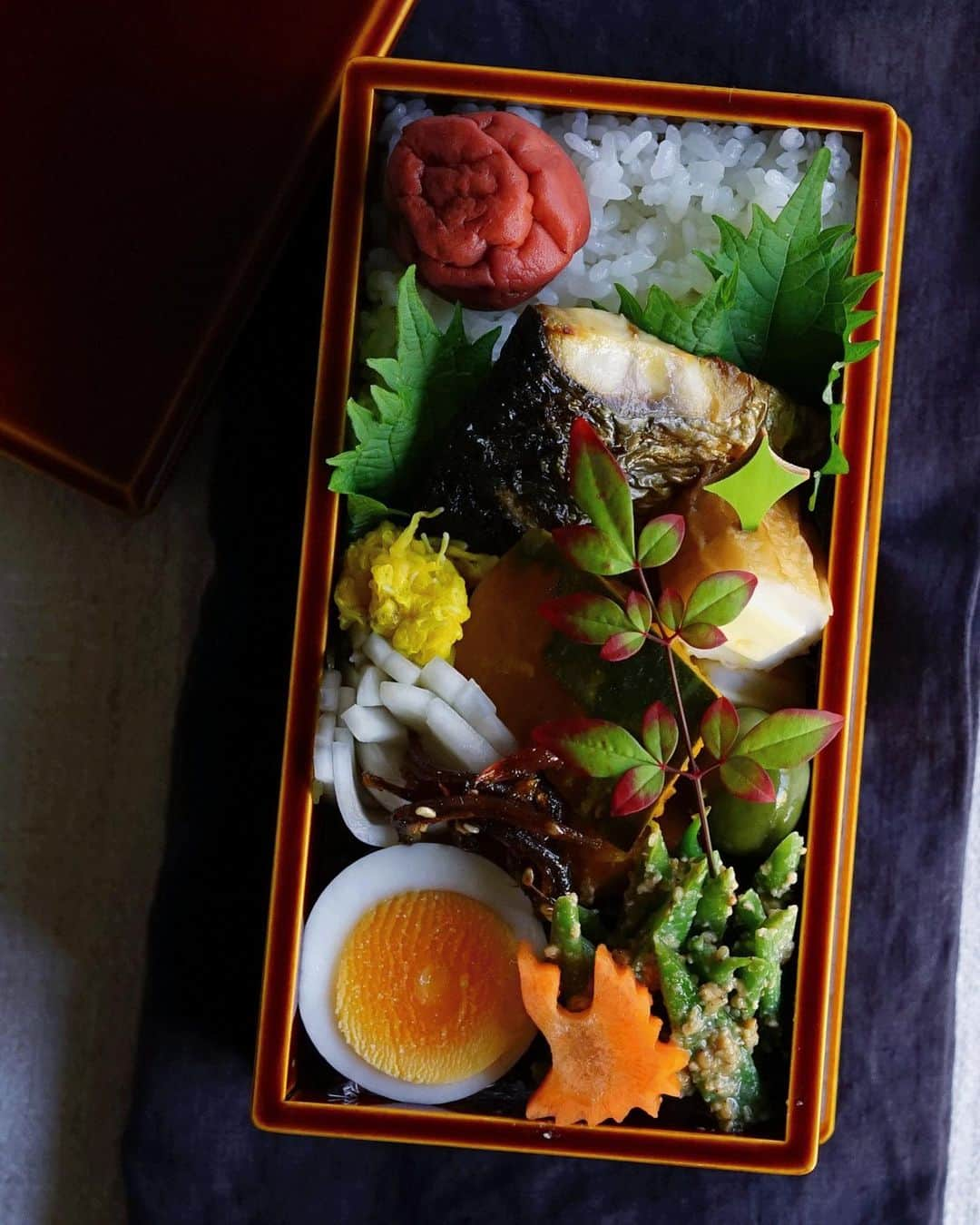 Ryoko Yunokiのインスタグラム：「+ + + Grilled salted mackerel bento/焼き塩鯖弁当 . *rice and umeboshi *grilled salted mackerel *blanched mum flower *dashi-simmered acorn squash *radish salad with sour sweet dressing *blanched green beans with sesame dressing *hard-boiled egg . ＊ご飯と梅干し ＊焼き塩鯖 ＊南瓜の煮物 ＊蕪の酢の物 ＊隠元の胡麻和え ＊ゆで卵 + + + #bento #お弁当 #丸の内弁当 #f52grams #春慶塗 #飛騨春慶」