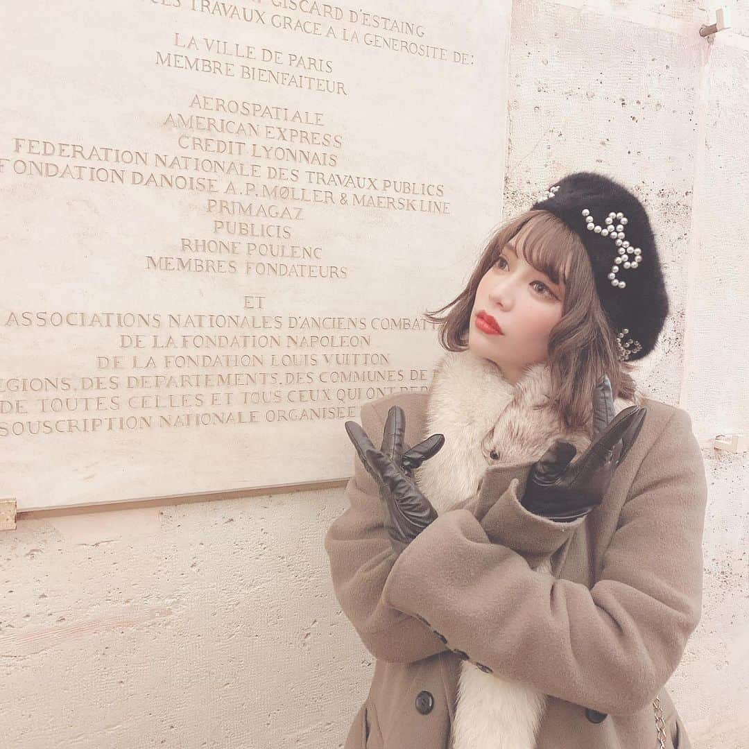 林田沙綾さんのインスタグラム写真 - (林田沙綾Instagram)「♡ 凱旋門の中に入った...❤︎ 1836年にできた歴史ある建造物も中にあって、外からの景色とは違ったものを感じれてよかった😭✨ 螺旋階段で登るのはすごく大変だったけど 天辺から見上げるパリの街並みが絶景すぎて疲れもふっとんだ♡ 最後の写真は誰のまねでしょーか🤭 ： #凱旋門#paris#建造物」1月23日 23時25分 - saaya.xoxo