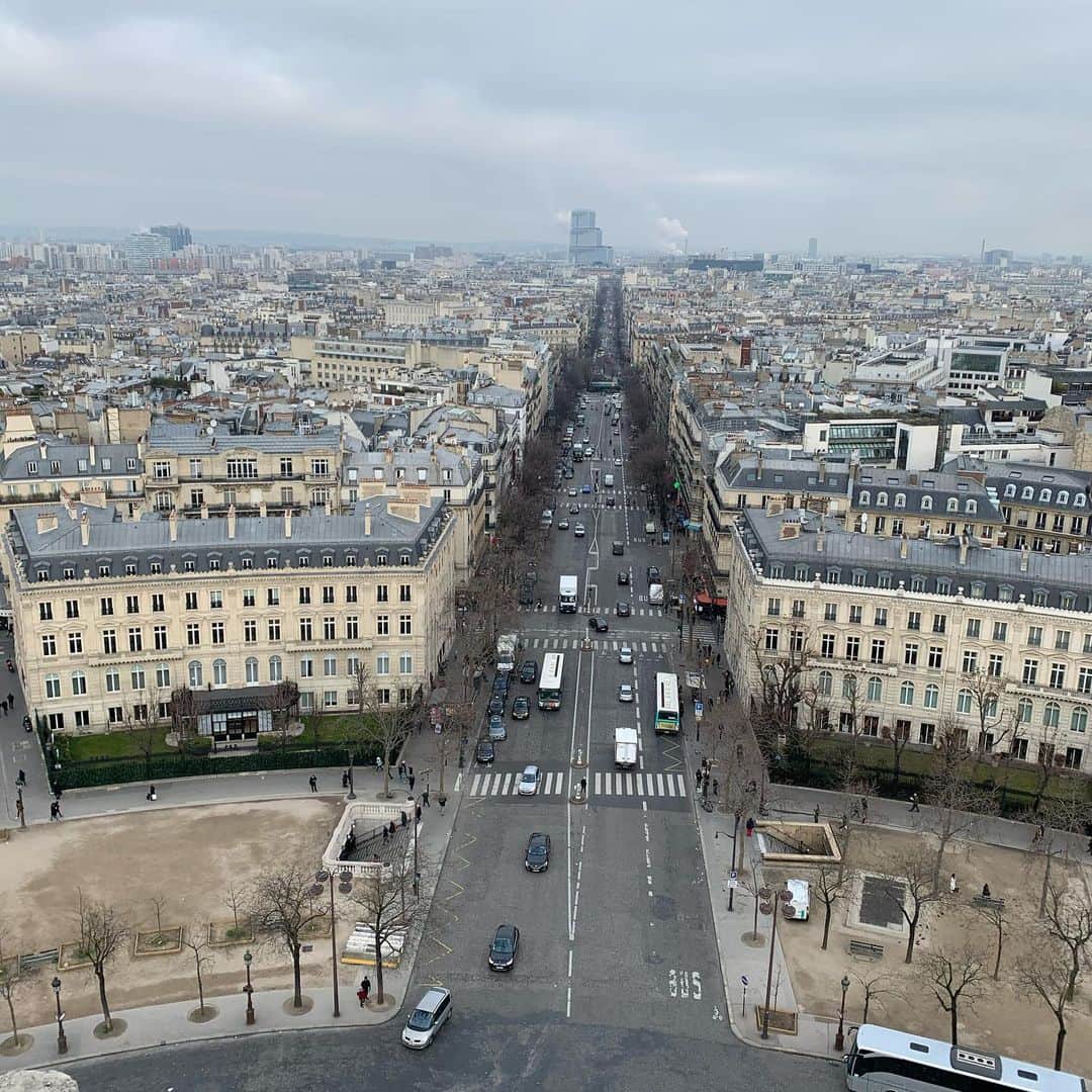 林田沙綾さんのインスタグラム写真 - (林田沙綾Instagram)「♡ 凱旋門の中に入った...❤︎ 1836年にできた歴史ある建造物も中にあって、外からの景色とは違ったものを感じれてよかった😭✨ 螺旋階段で登るのはすごく大変だったけど 天辺から見上げるパリの街並みが絶景すぎて疲れもふっとんだ♡ 最後の写真は誰のまねでしょーか🤭 ： #凱旋門#paris#建造物」1月23日 23時25分 - saaya.xoxo