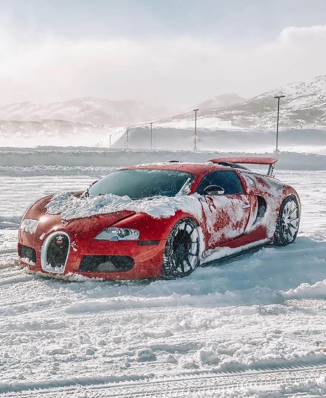 CarsWithoutLimitsさんのインスタグラム写真 - (CarsWithoutLimitsInstagram)「This is awesome to see the Veyron having fun in the snow ❄️ Photo @royaltyexoticcars @theluketerry  #carswithoutlimits #veyron」1月23日 23時26分 - carswithoutlimits