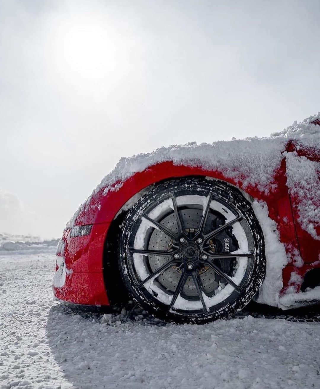 CarsWithoutLimitsさんのインスタグラム写真 - (CarsWithoutLimitsInstagram)「This is awesome to see the Veyron having fun in the snow ❄️ Photo @royaltyexoticcars @theluketerry  #carswithoutlimits #veyron」1月23日 23時26分 - carswithoutlimits