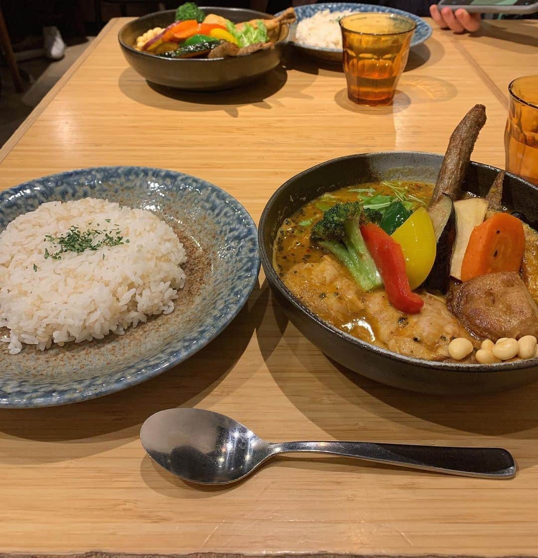 のインスタグラム：「友達とカレー屋さんに行ってきました！！ スープカレーすっごく美味しかった🥺  #下北沢  #下北沢カフェ  #スープカレー」