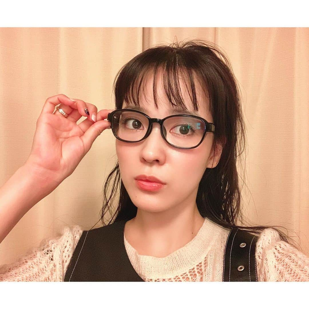 奈津子さんのインスタグラム写真 - (奈津子Instagram)「Zoff +集中メガネ👓店舗で売り切れてたのでネット購入✨レンズのサイドにやや厚みがあるから真横や後方など余計な情報をカットできる…カフェ作業が多い私にはめちゃ助かる発想…はやく執筆時に使いたい🔥 ・ フレームはマグネットで外して普通のメガネにもなるぽい。PC用レンズや度付きレンズもいれられるらしく7千円…よさげだ… ・ #家電 #家電好き #家電女優 #奈津子 #zoff #eyewear #メガネ　#メガネ女子 #集中メガネ」1月23日 23時29分 - natsuko_kaden