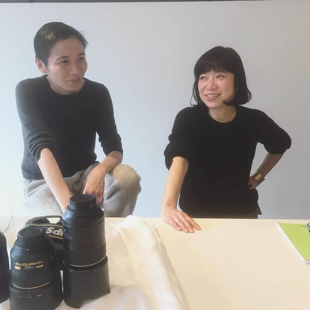 渡辺有子のインスタグラム：「&premium連載がシーズン2へ。愛用の料理道具を主にした話とその料理。今月号は大谷哲也さんの平鍋を。来月は基本中の基本、まな板と包丁を予定。スタッフはいつものこのおふたりです。仕事ができて面白くて、この上なくキュート。わかな&なおこコンビは最高なんだわ❤︎」